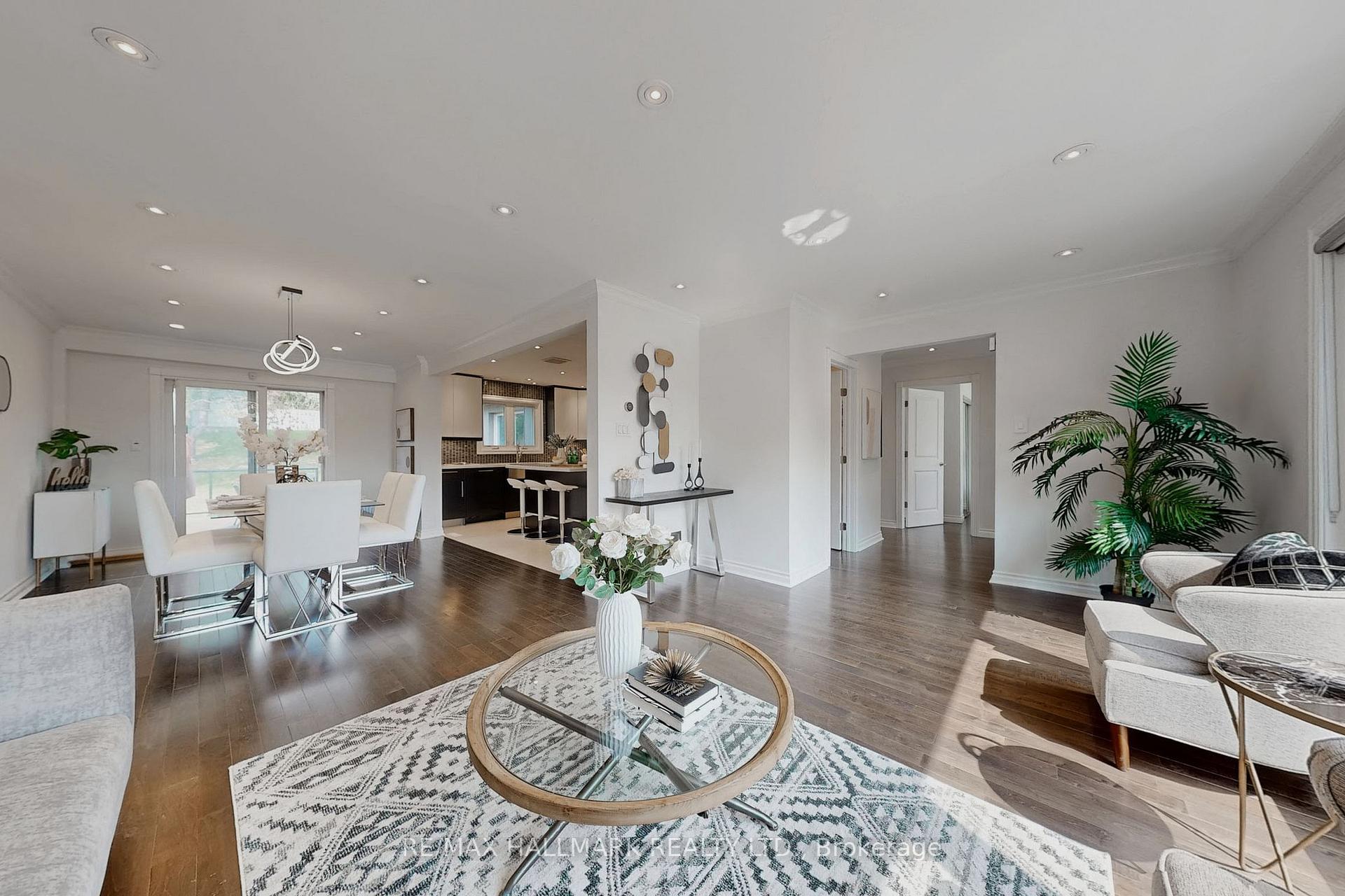 Photo 5 of 124 Kirk Drive, Markham, Royal Orchard — HOMEH
