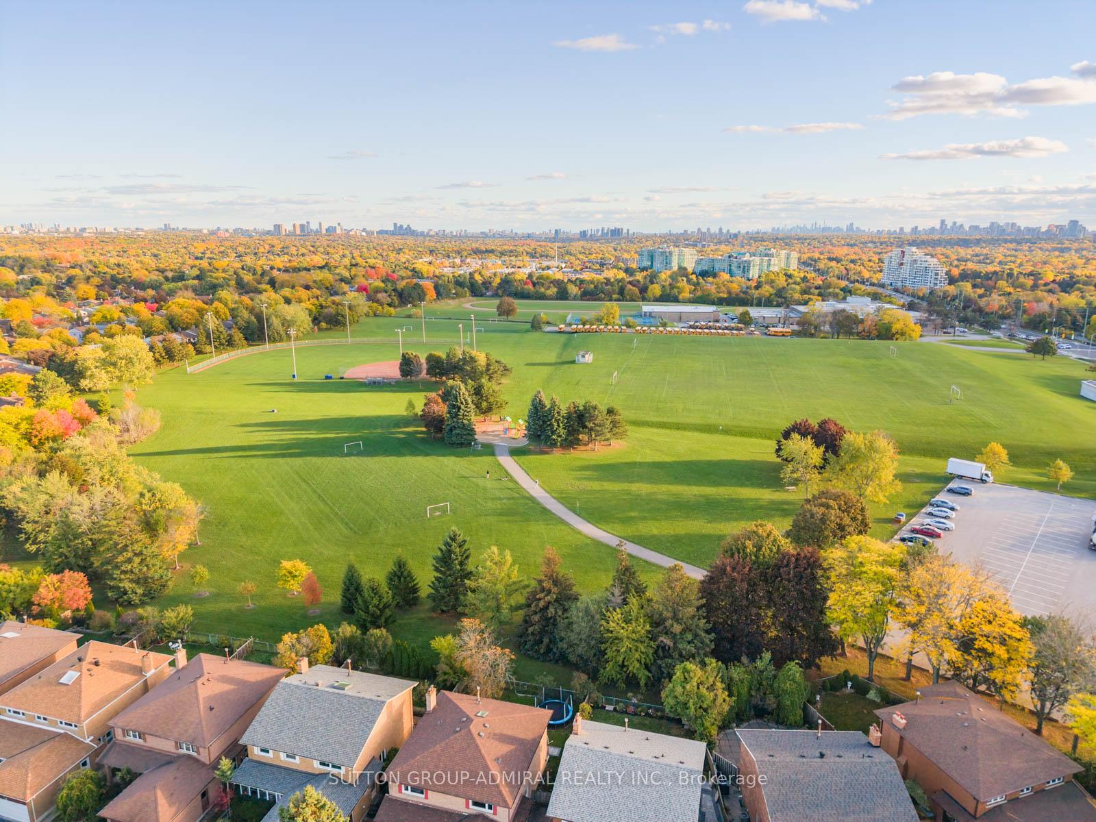 Photo 3 of 16 Sycamore Drive, Markham, Aileen-Willowbrook — HOMEH