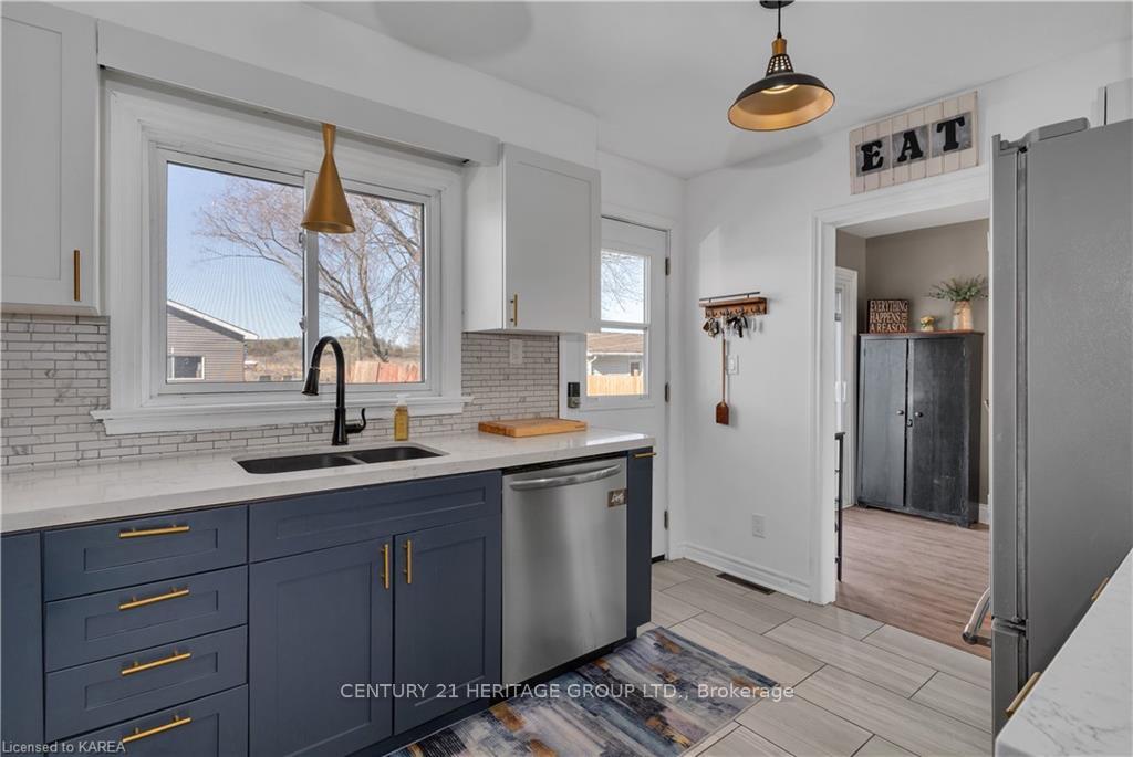 Photo 13 of 5153 Bath Road, Loyalist, Lennox and Addington - South — HOMEH