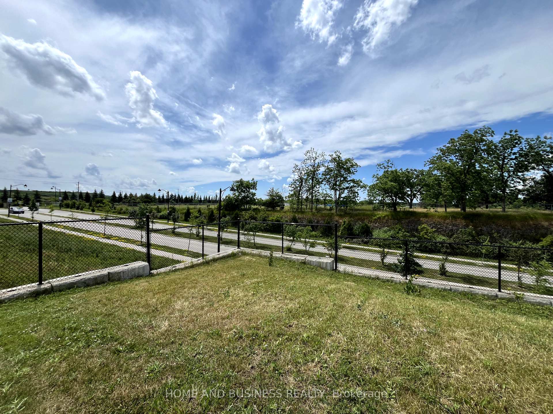 Photo 3 of 27 Allcroft Court, Hamilton, Stoney Creek Mountain — HOMEH