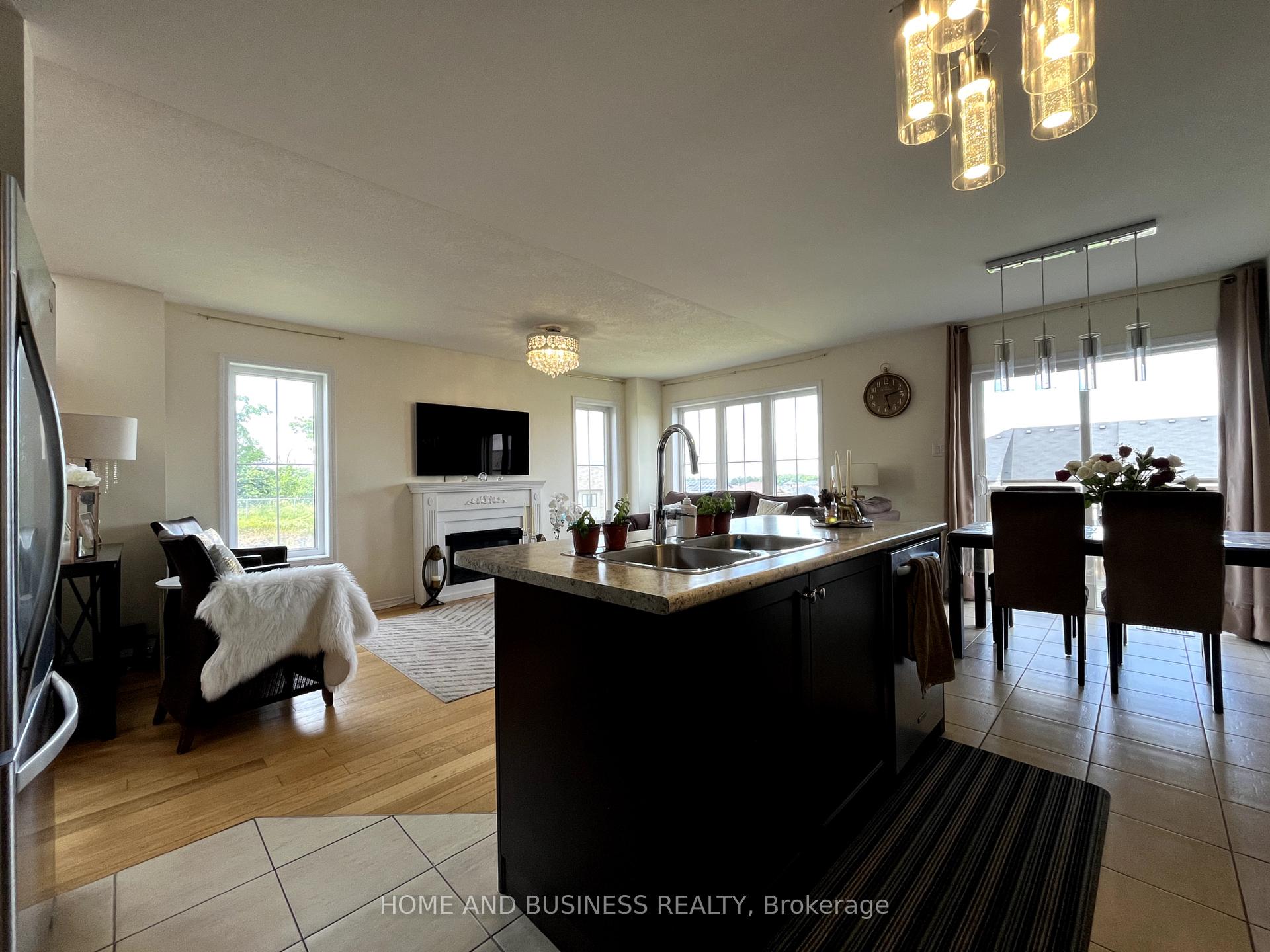 Photo 8 of 27 Allcroft Court, Hamilton, Stoney Creek Mountain — HOMEH