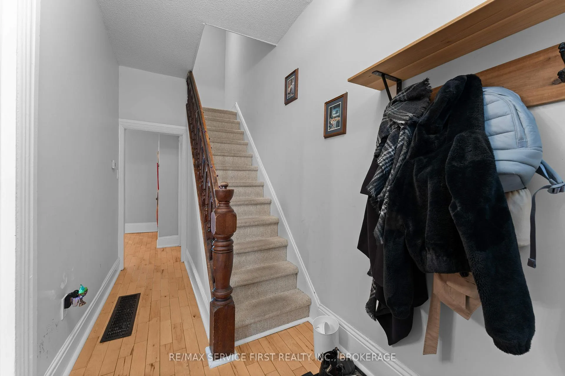 Photo 5 of 581 Victoria Street, Kingston, East of Sir John A. Blvd — HOMEH