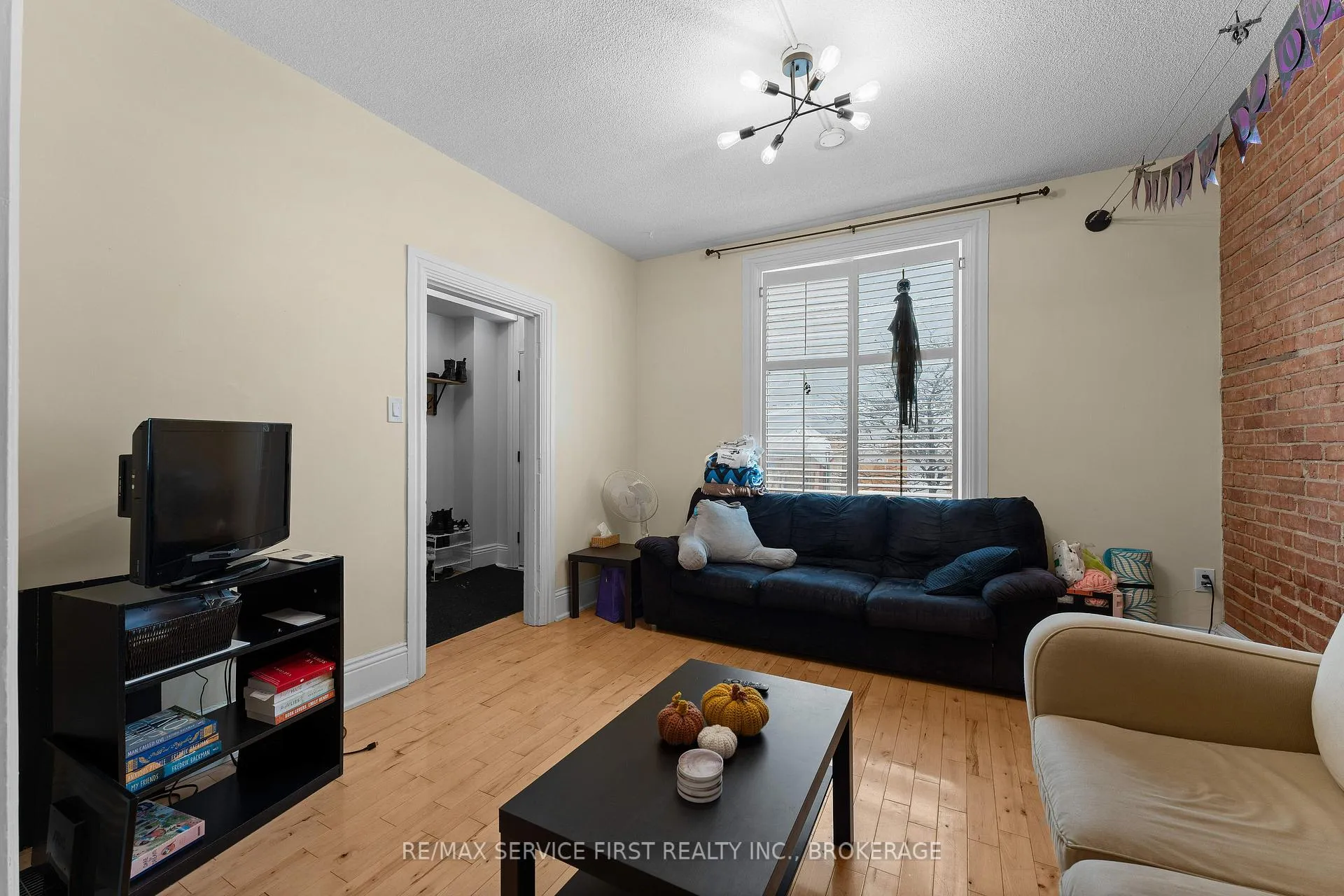 Photo 7 of 581 Victoria Street, Kingston, East of Sir John A. Blvd — HOMEH
