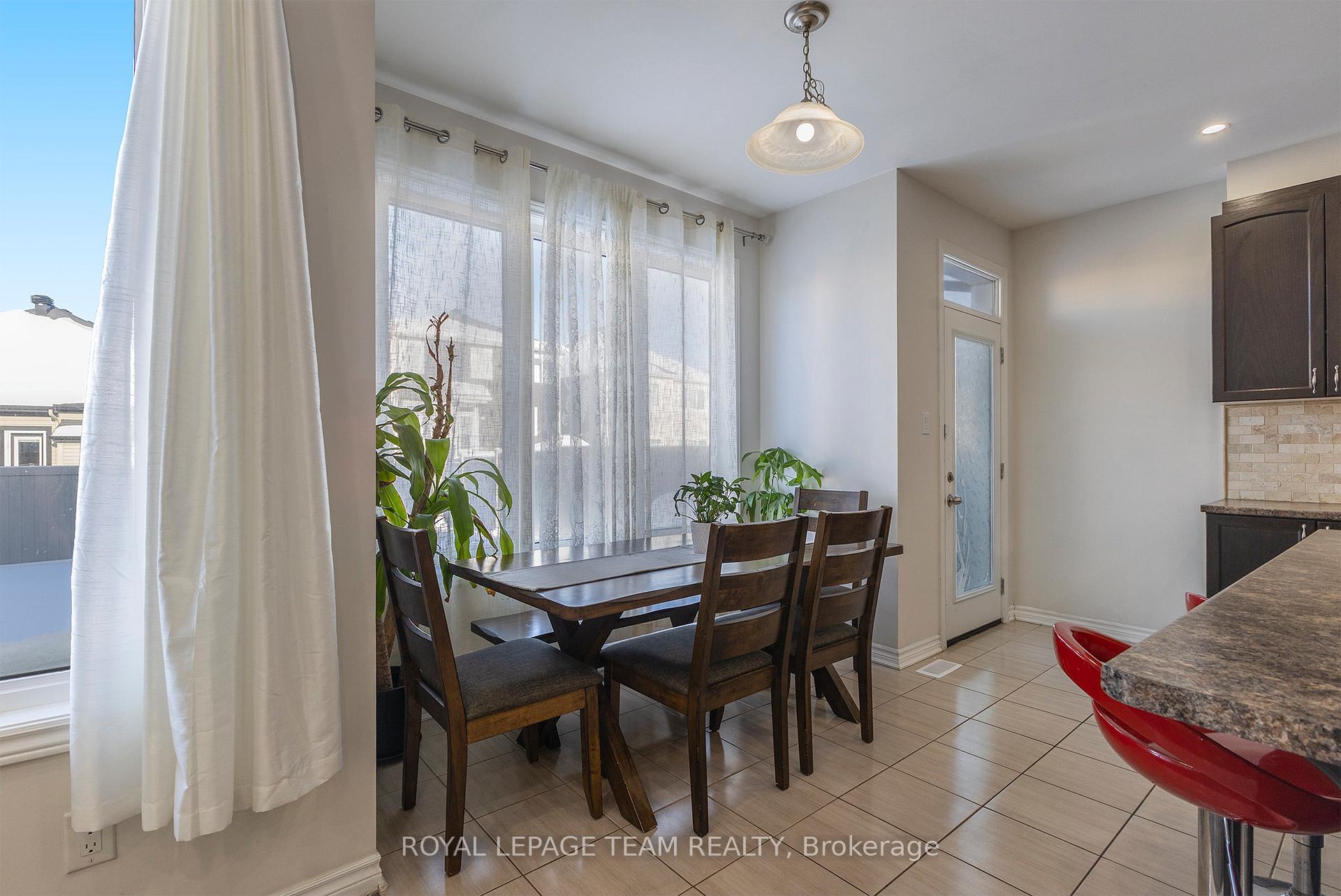 Photo 5 of 604 Malahat Way, Ottawa, Kanata - Emerald Meadows/Trailwest — HOMEH