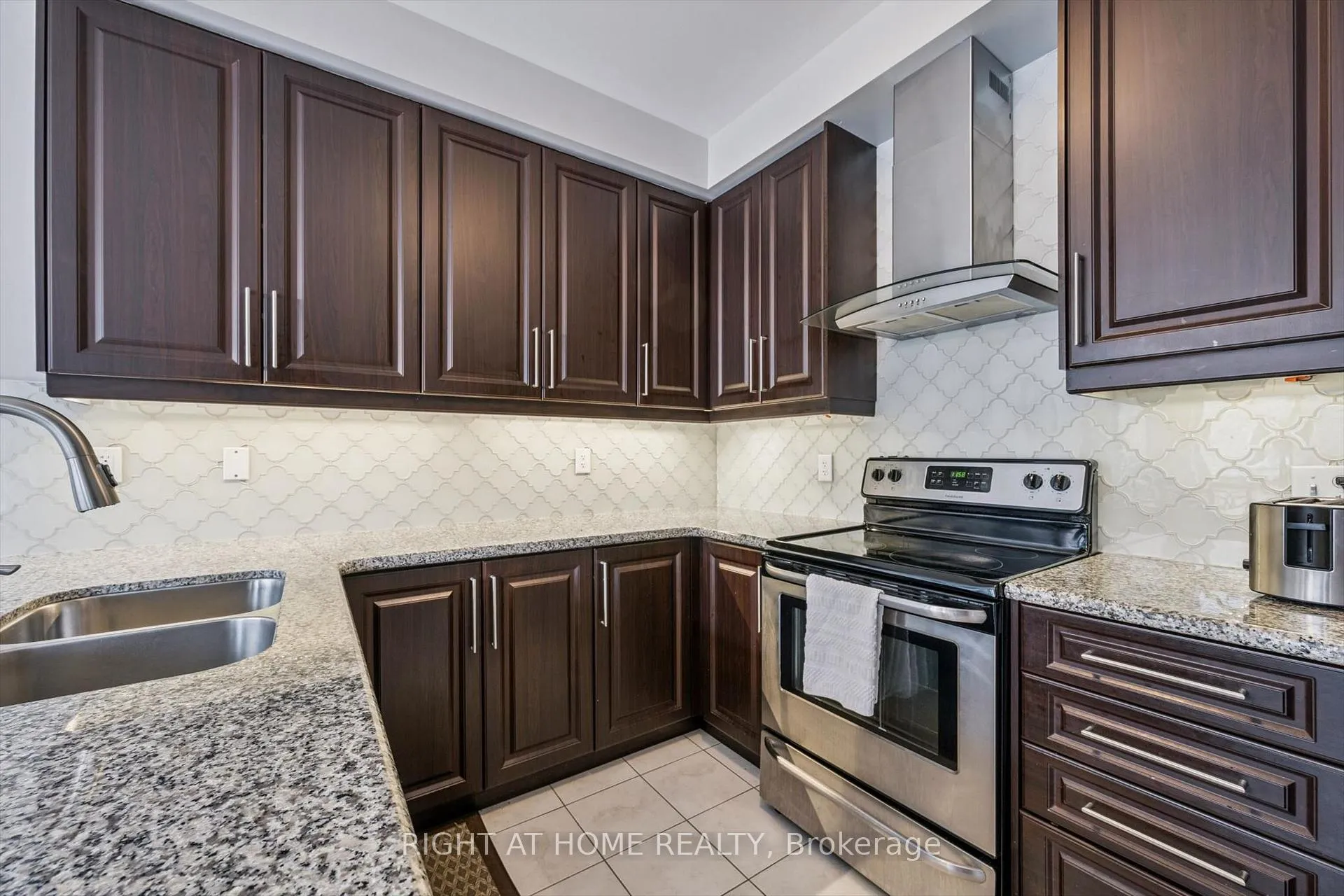 Photo 13 of 3 Antoine Street, Brampton, Northwest Brampton — HOMEH