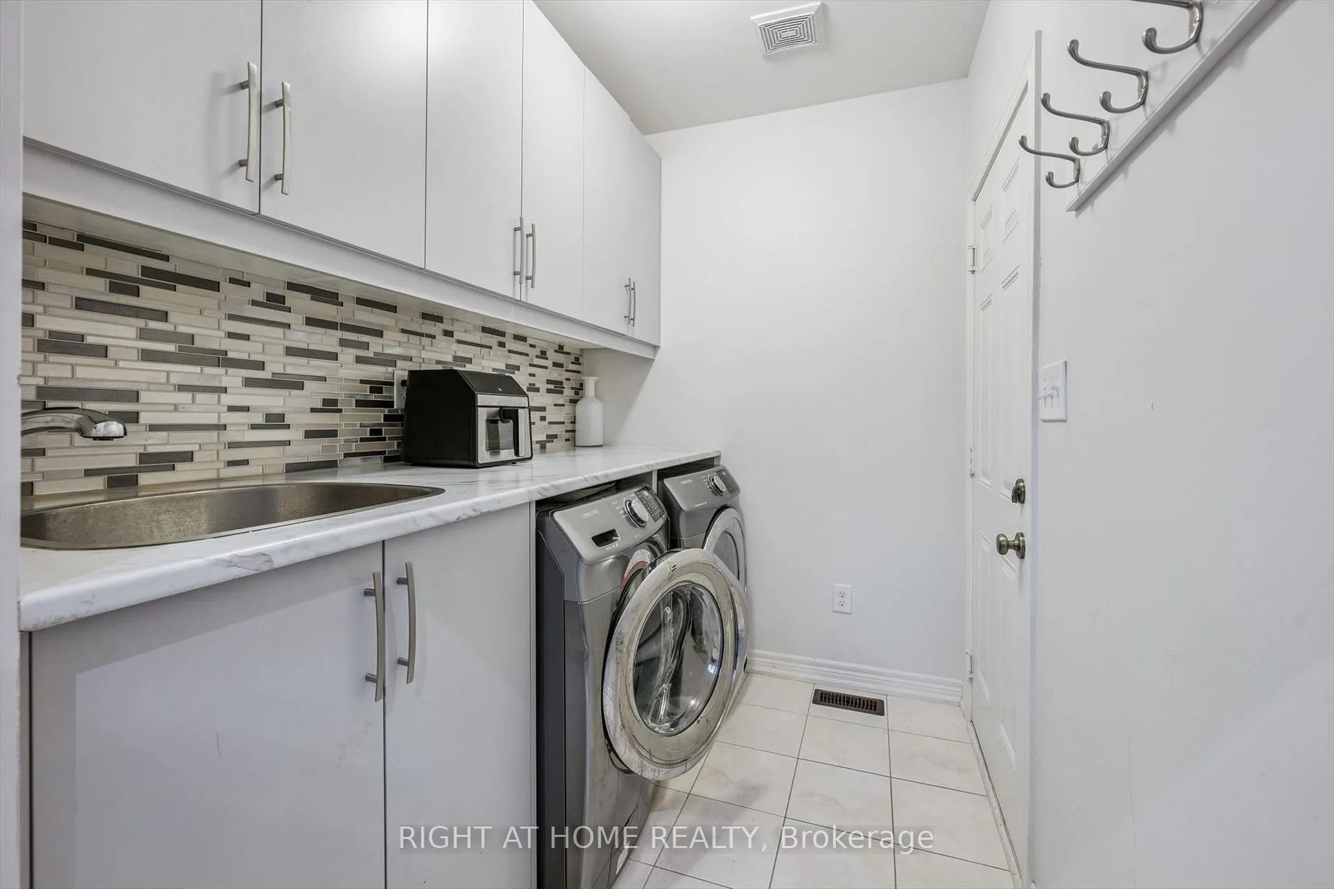 Photo 31 of 3 Antoine Street, Brampton, Northwest Brampton — HOMEH