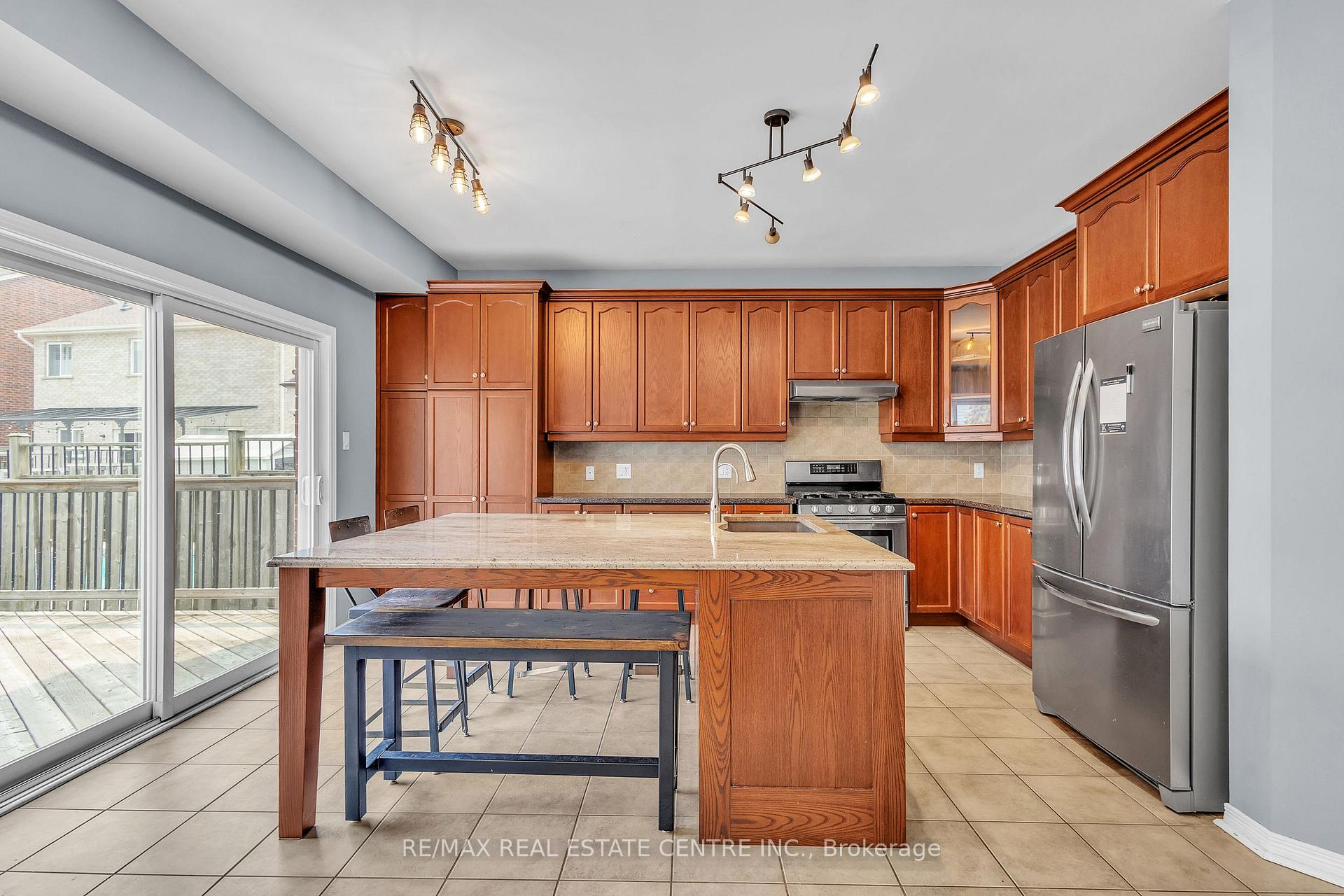 Photo 15 of 319 Robert Ferrie Drive, Kitchener — HOMEH