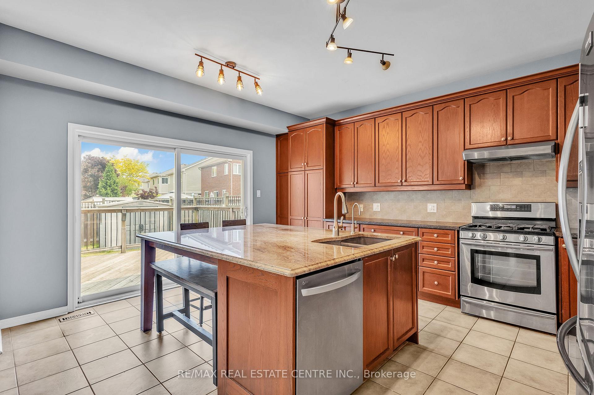 Photo 16 of 319 Robert Ferrie Drive, Kitchener — HOMEH