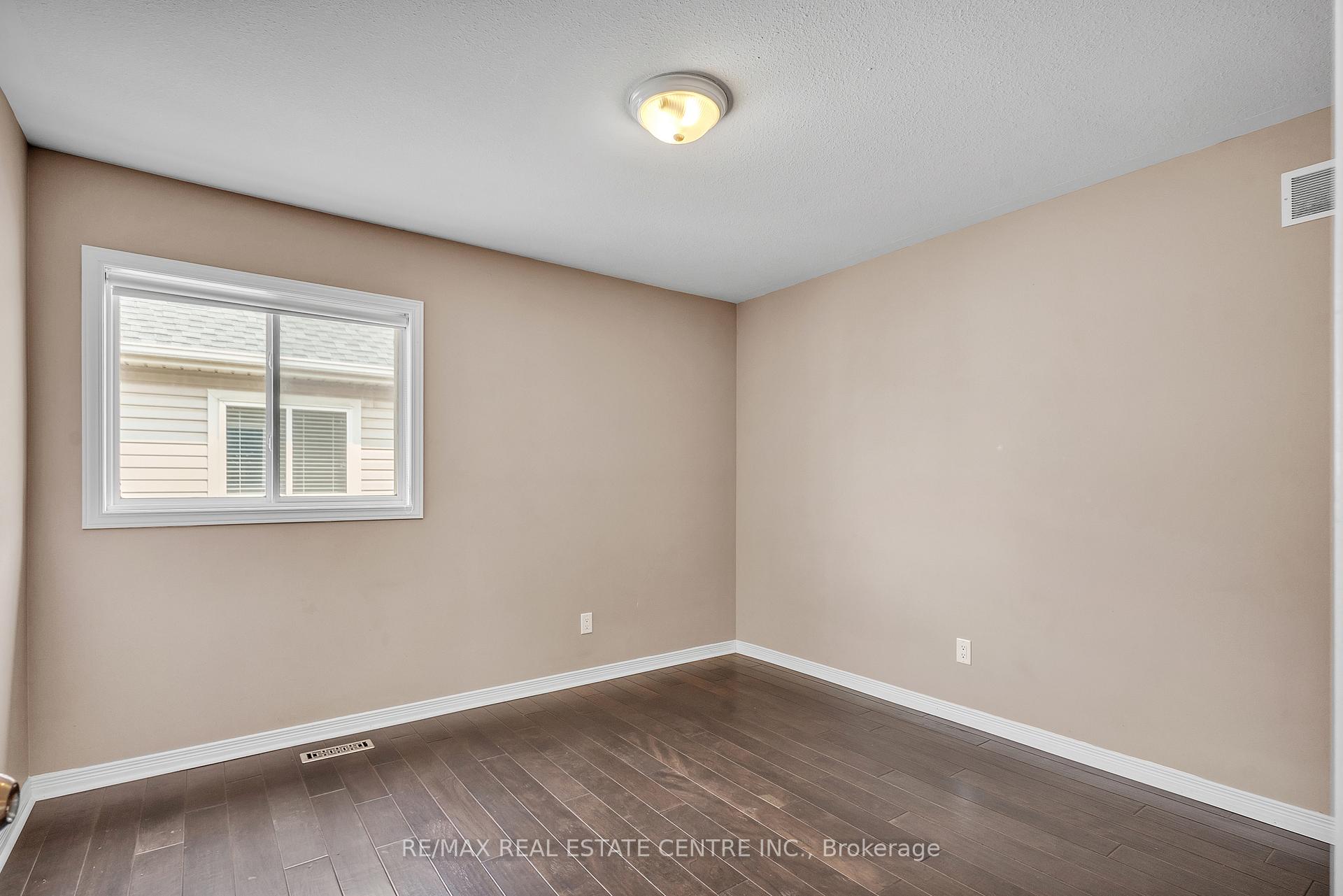 Photo 33 of 319 Robert Ferrie Drive, Kitchener — HOMEH
