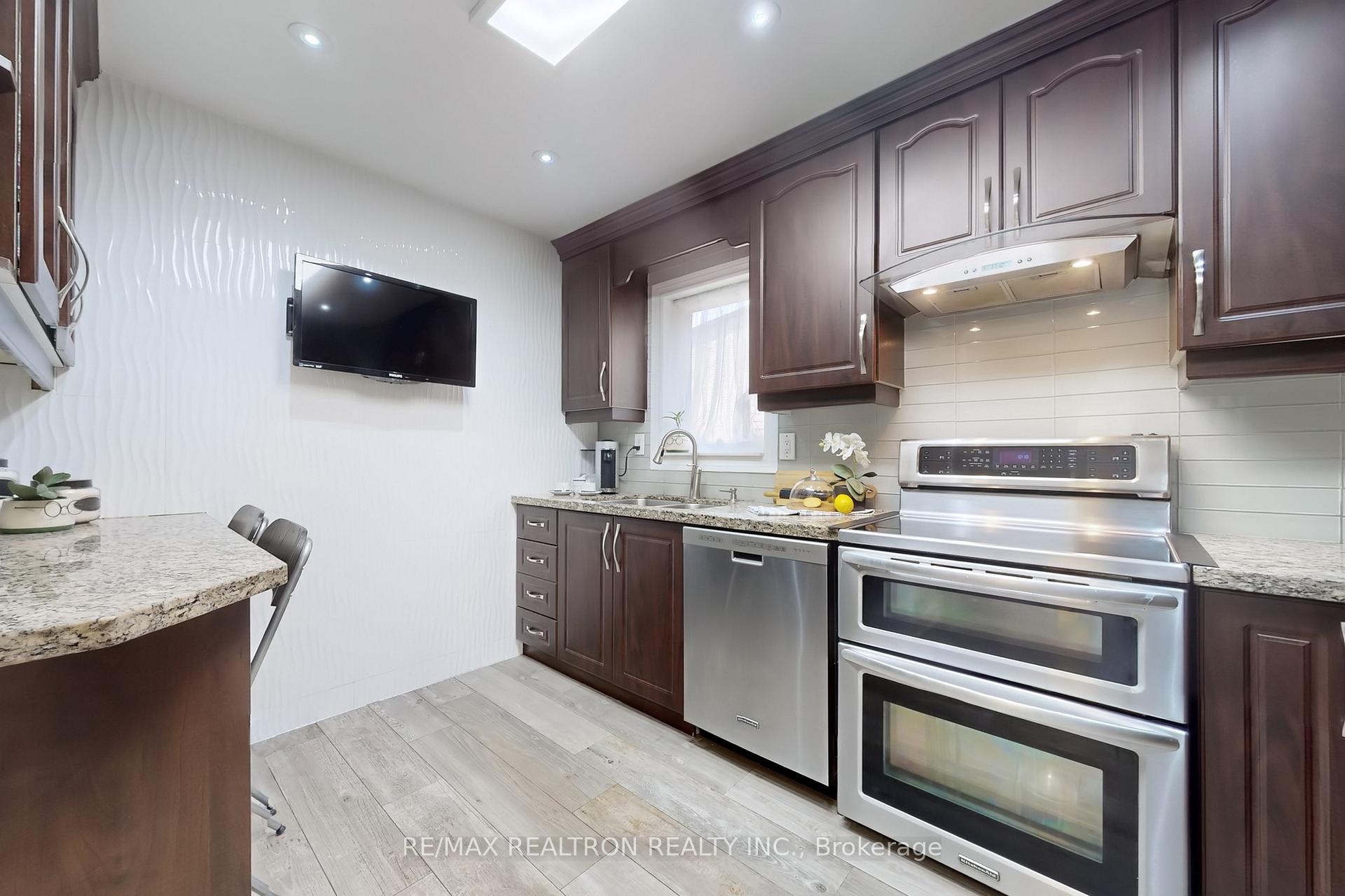 Photo 8 of 168 Cottonwood Court, Markham, Bayview Fairway-Bayview Country Club Estates — HOMEH
