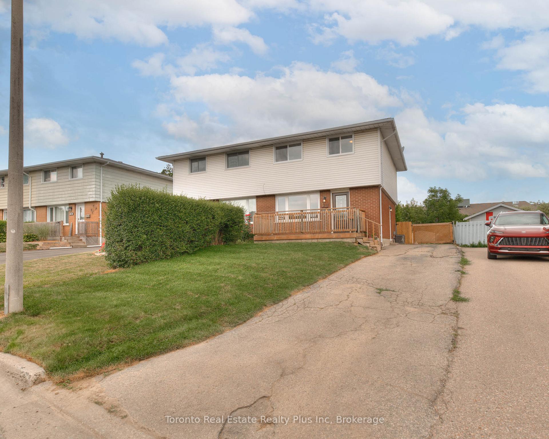 Photo 2 of 31 Roberts Crescent, Kitchener — HOMEH