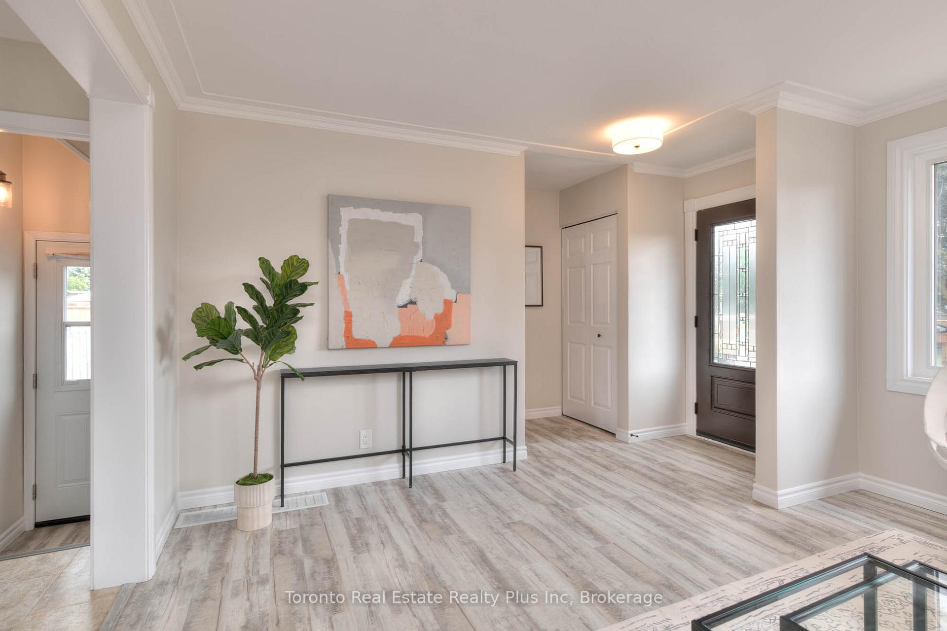 Photo 6 of 31 Roberts Crescent, Kitchener — HOMEH