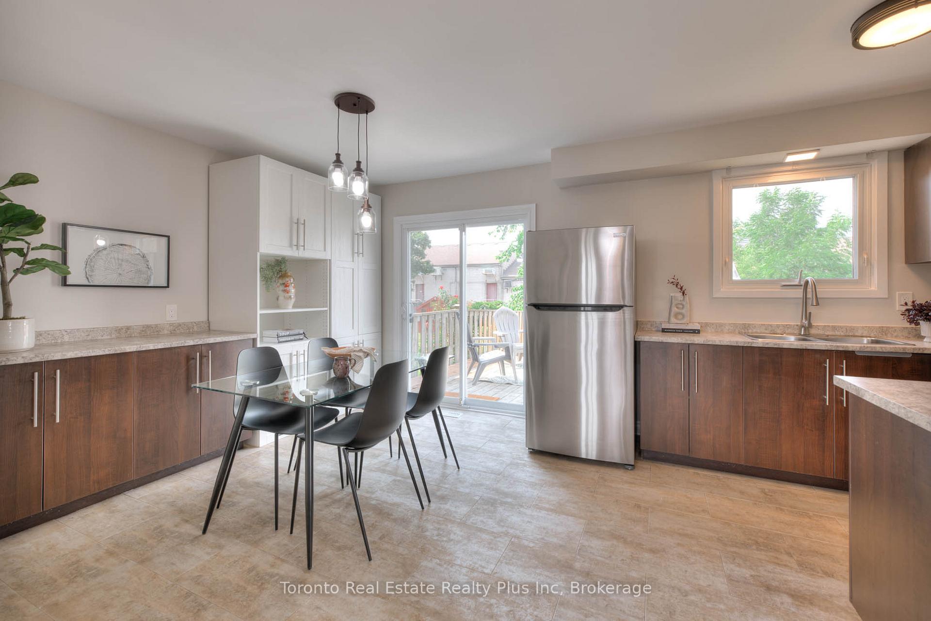 Photo 10 of 31 Roberts Crescent, Kitchener — HOMEH