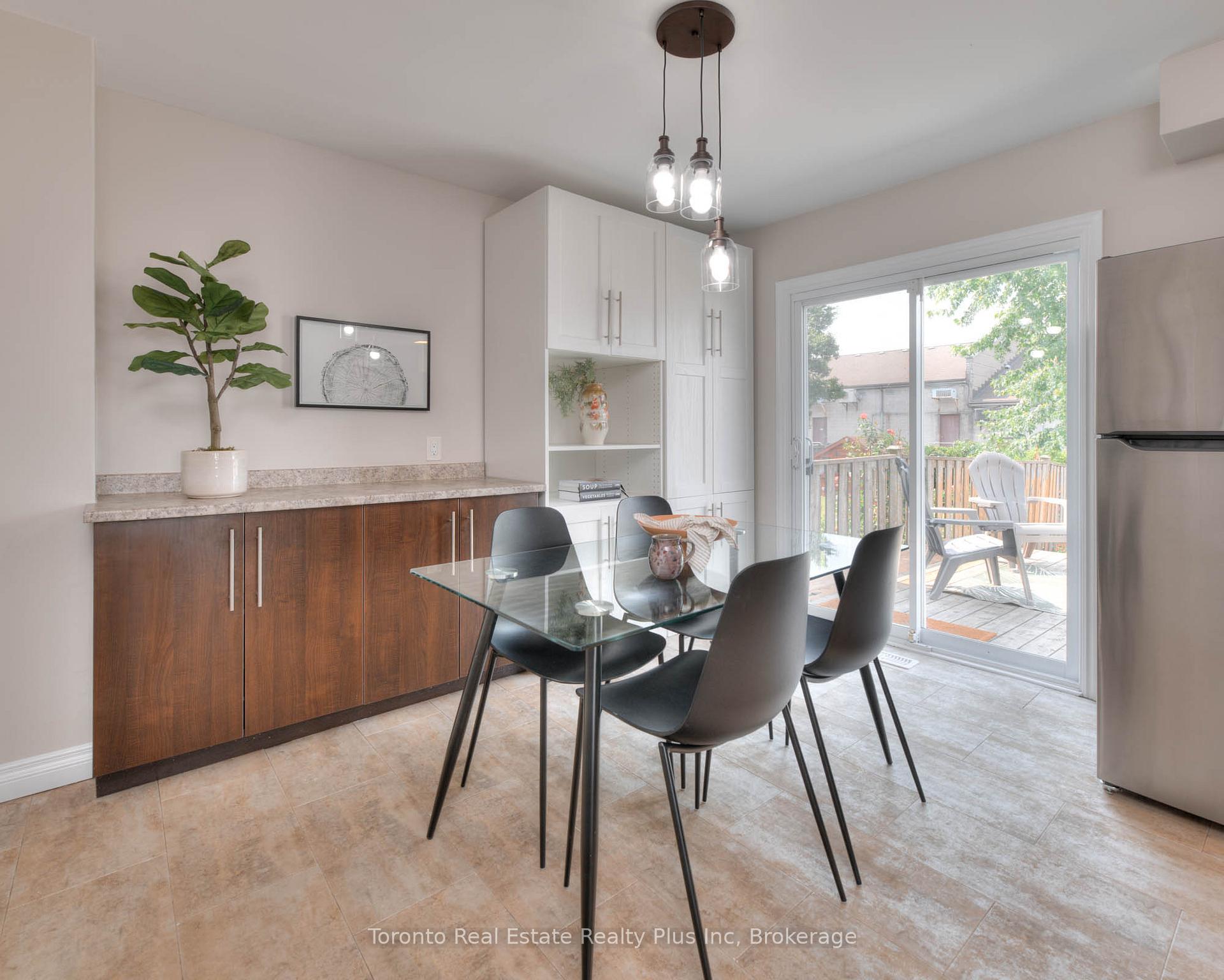 Photo 11 of 31 Roberts Crescent, Kitchener — HOMEH
