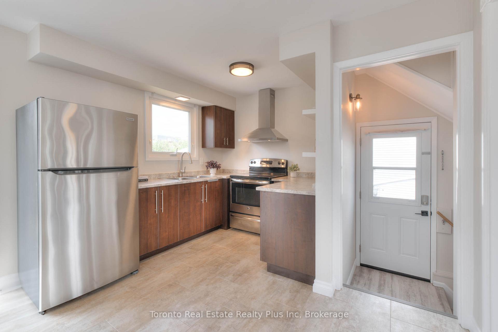 Photo 12 of 31 Roberts Crescent, Kitchener — HOMEH