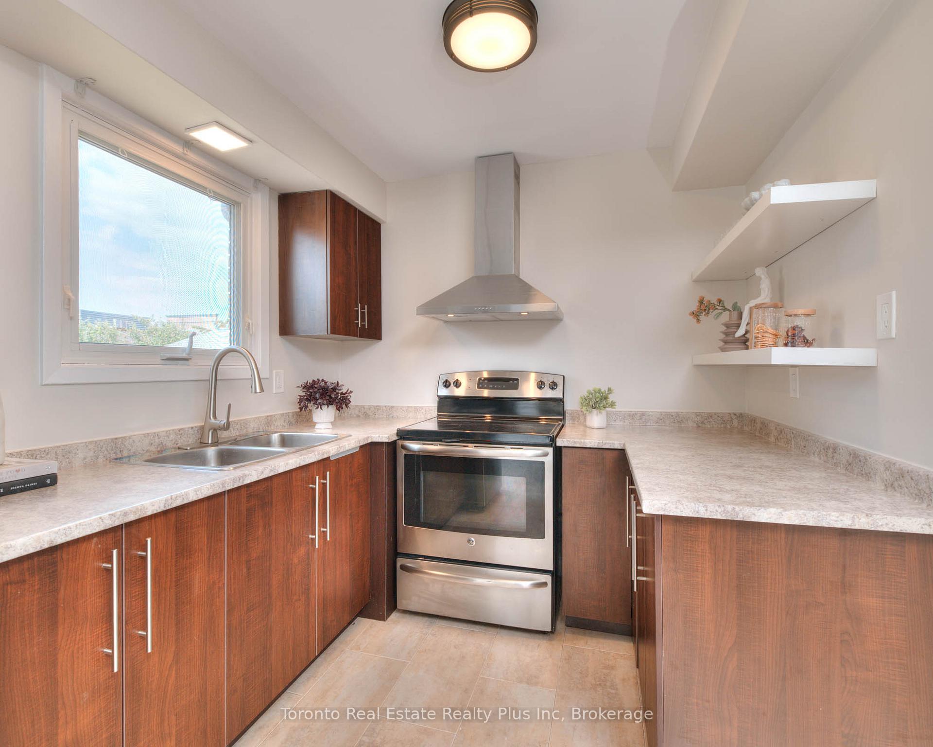 Photo 13 of 31 Roberts Crescent, Kitchener — HOMEH