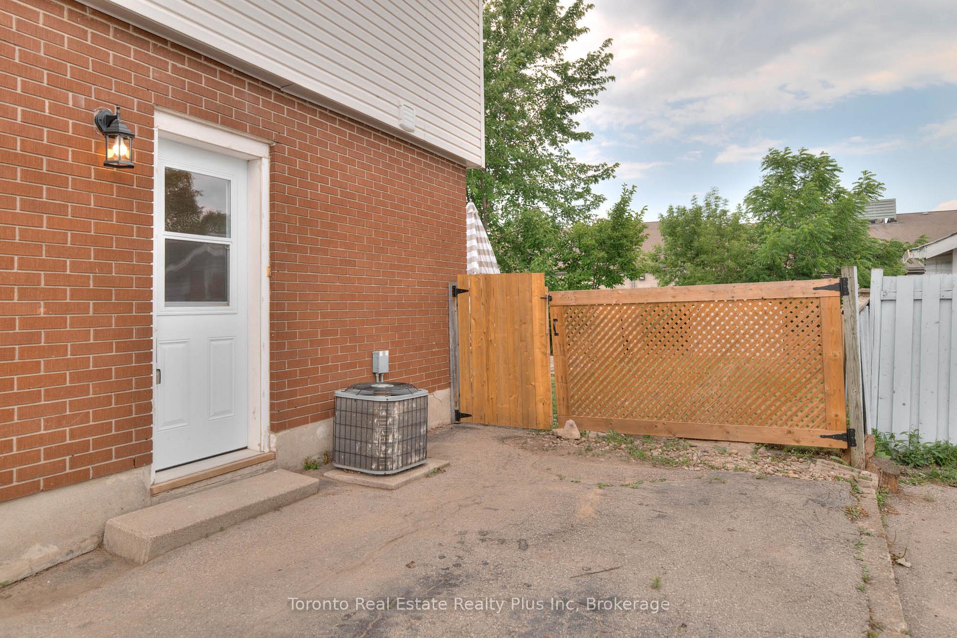 Photo 25 of 31 Roberts Crescent, Kitchener — HOMEH