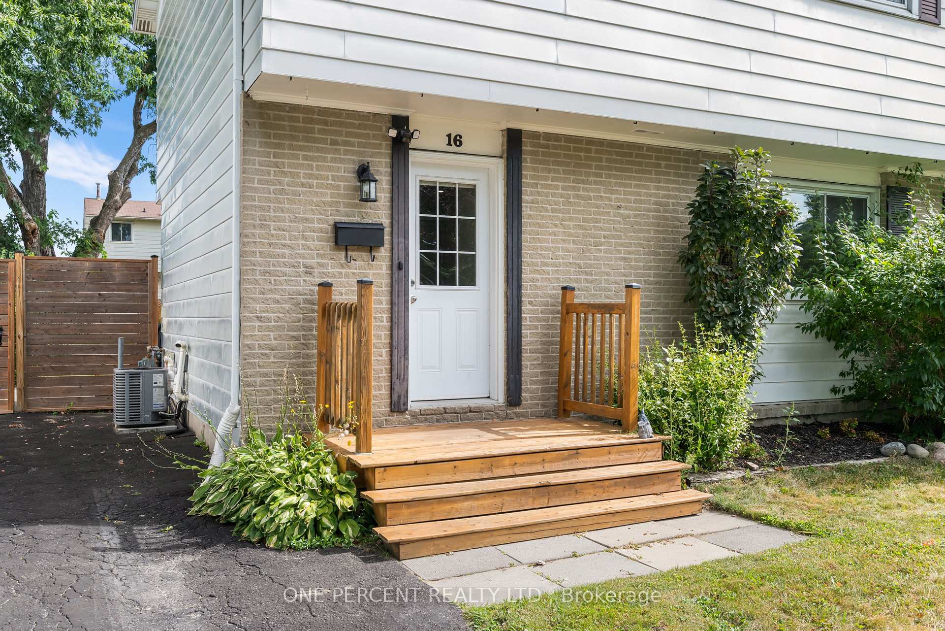 Photo 2 of 16 Shouldice Crescent, Ottawa, Kanata - Glencairn/Hazeldean — HOMEH