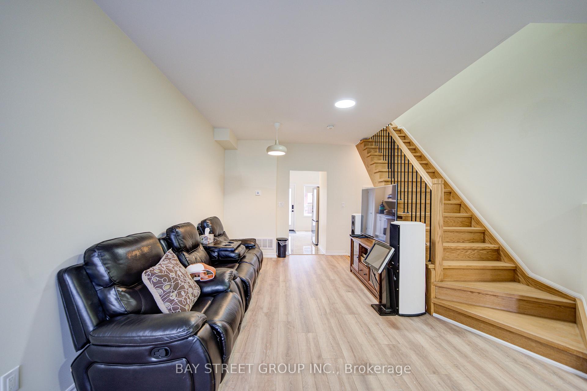 Photo 5 of 119 Bur Oak Avenue, Markham, Berczy — HOMEH