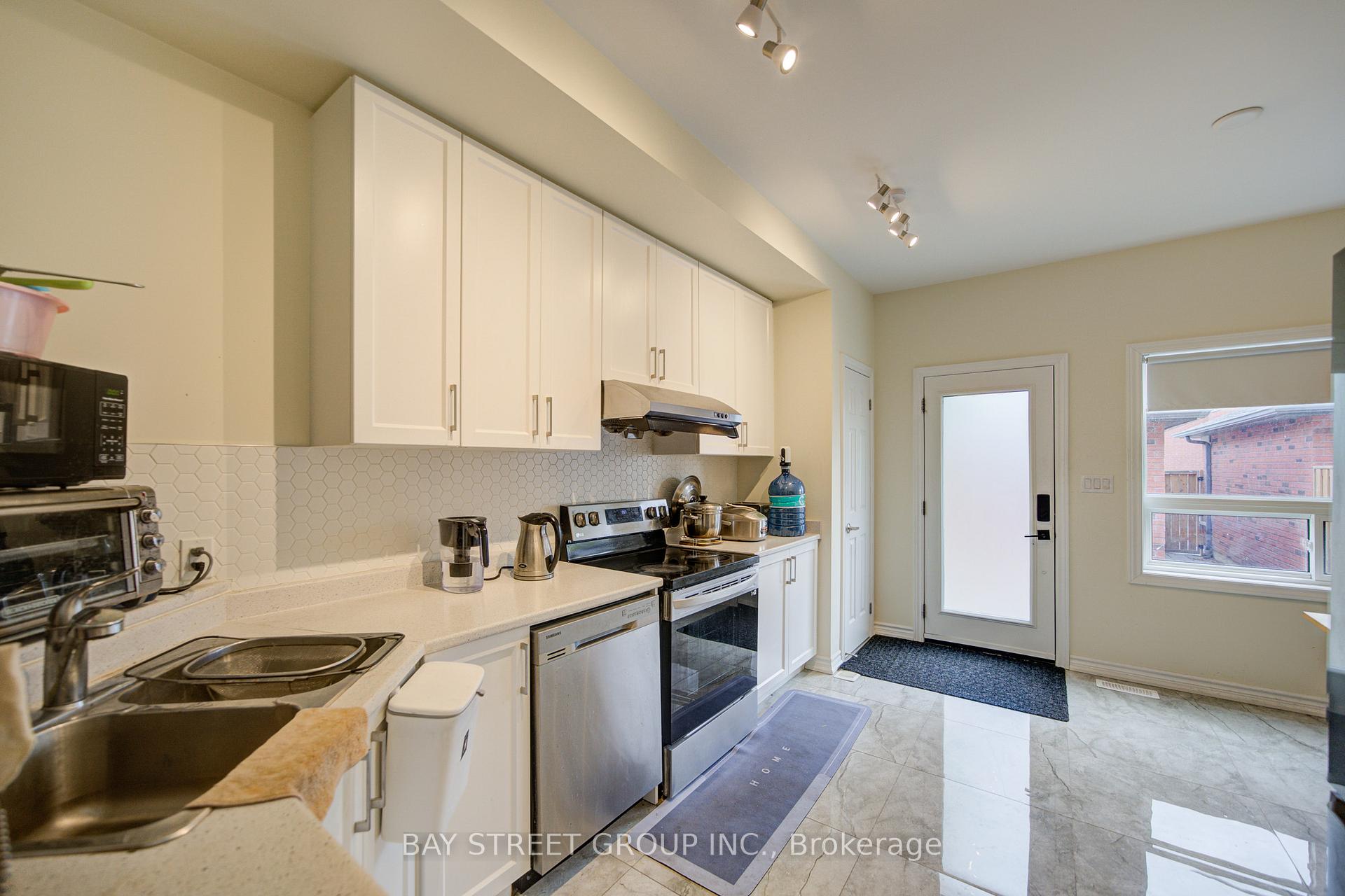 Photo 9 of 119 Bur Oak Avenue, Markham, Berczy — HOMEH