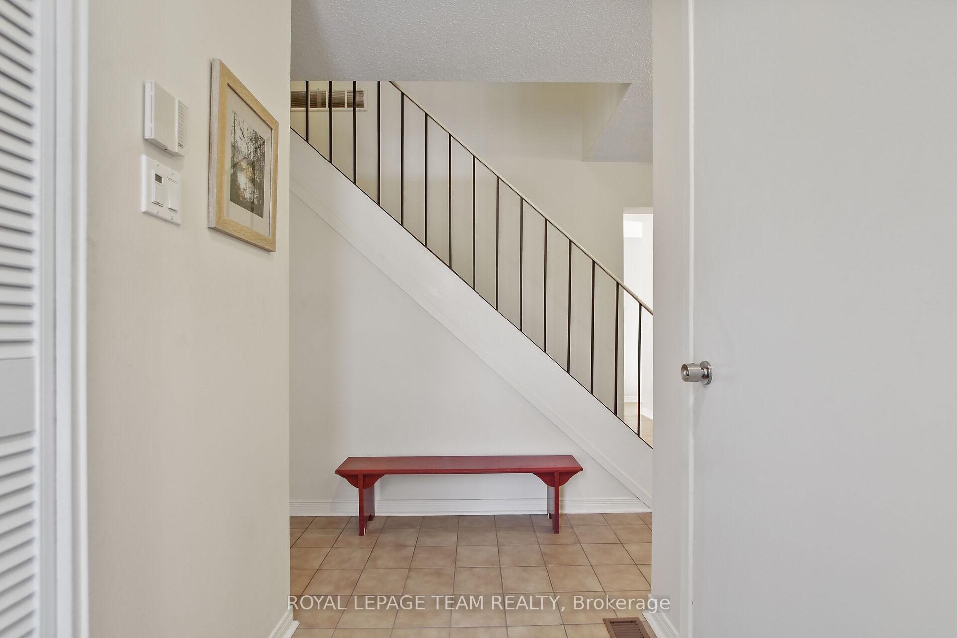 Photo 6 of 47 Inuvik Crescent, Ottawa, Kanata - Katimavik — HOMEH