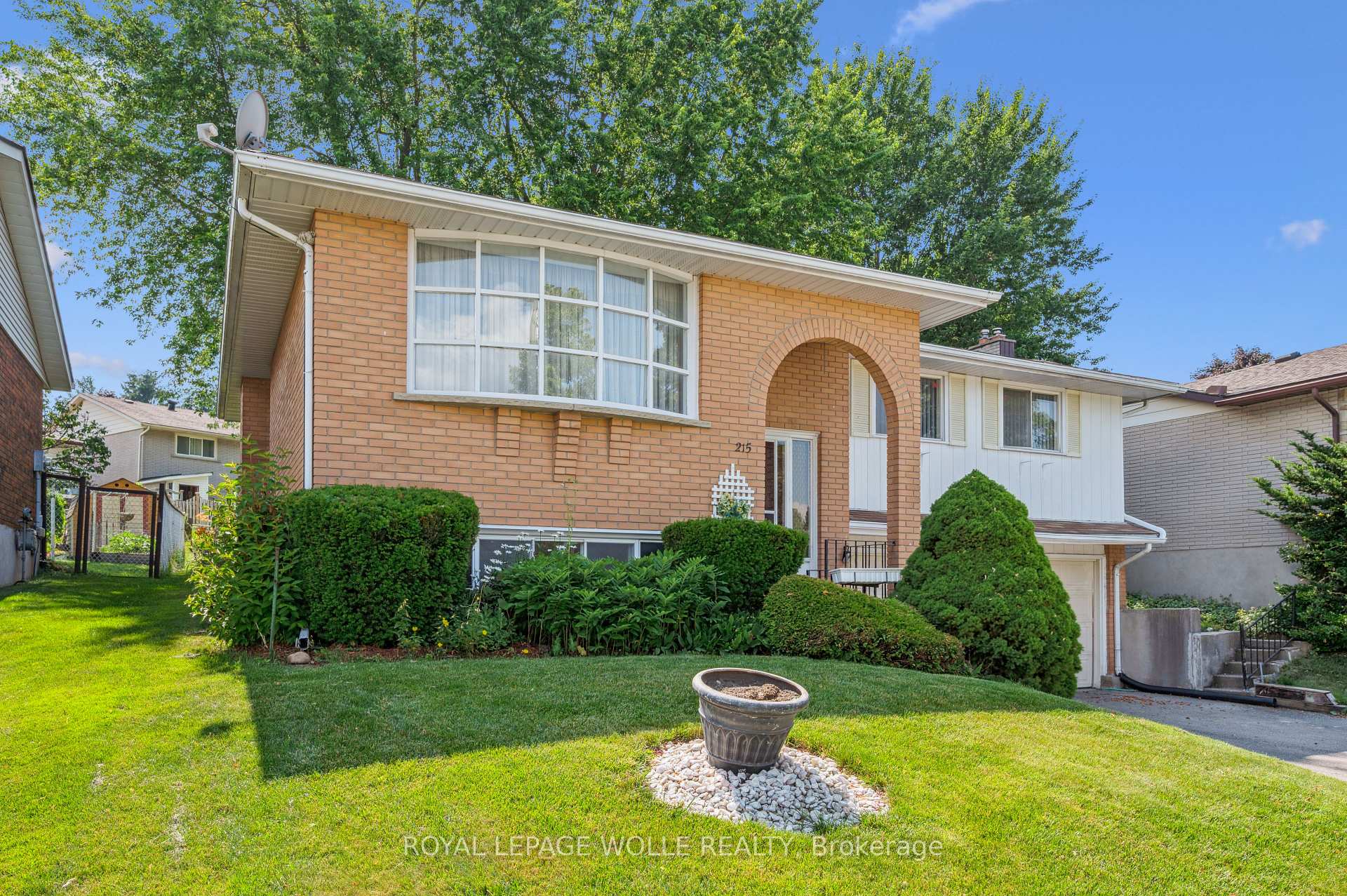 Photo 3 of 215 Westheights Drive, Kitchener — HOMEH