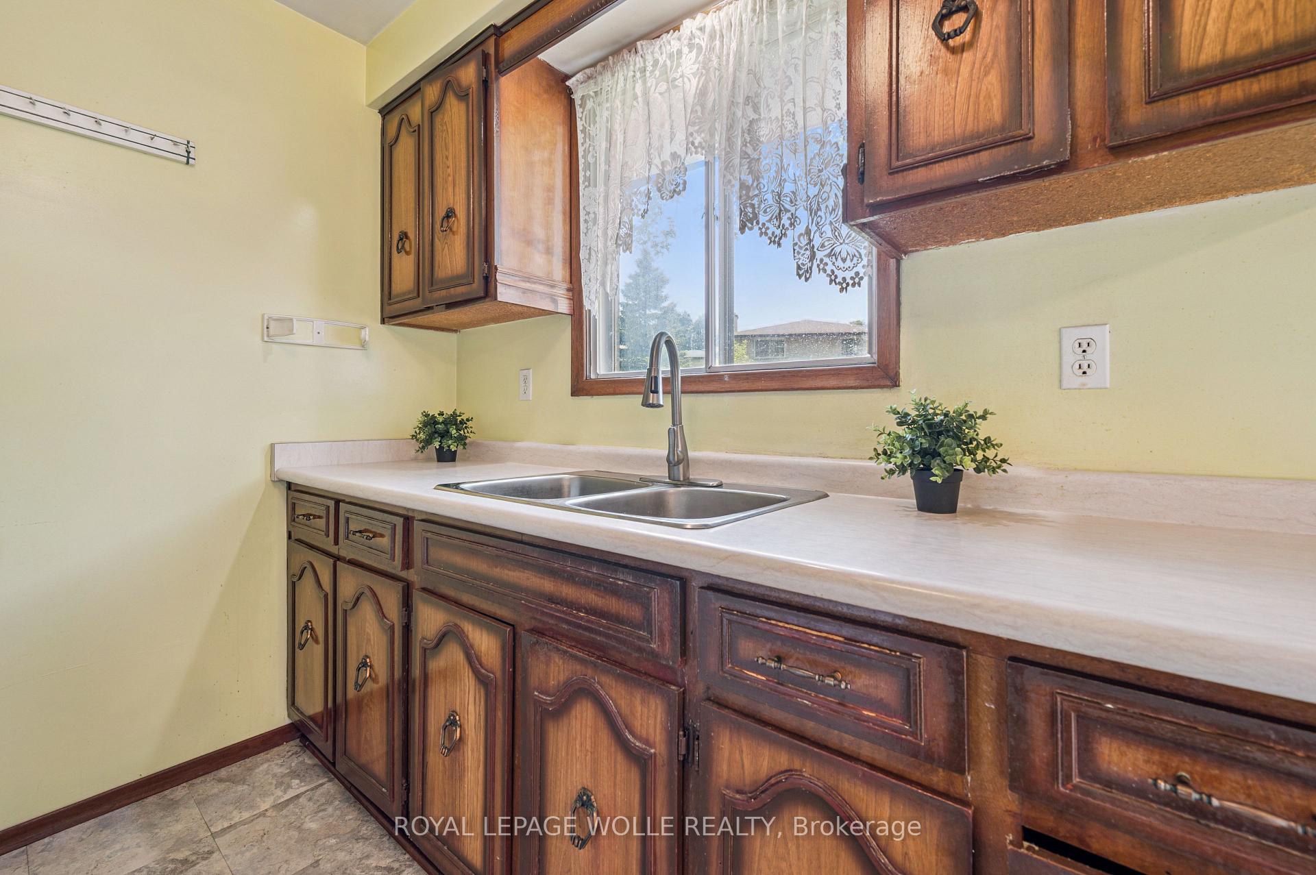 Photo 15 of 215 Westheights Drive, Kitchener — HOMEH