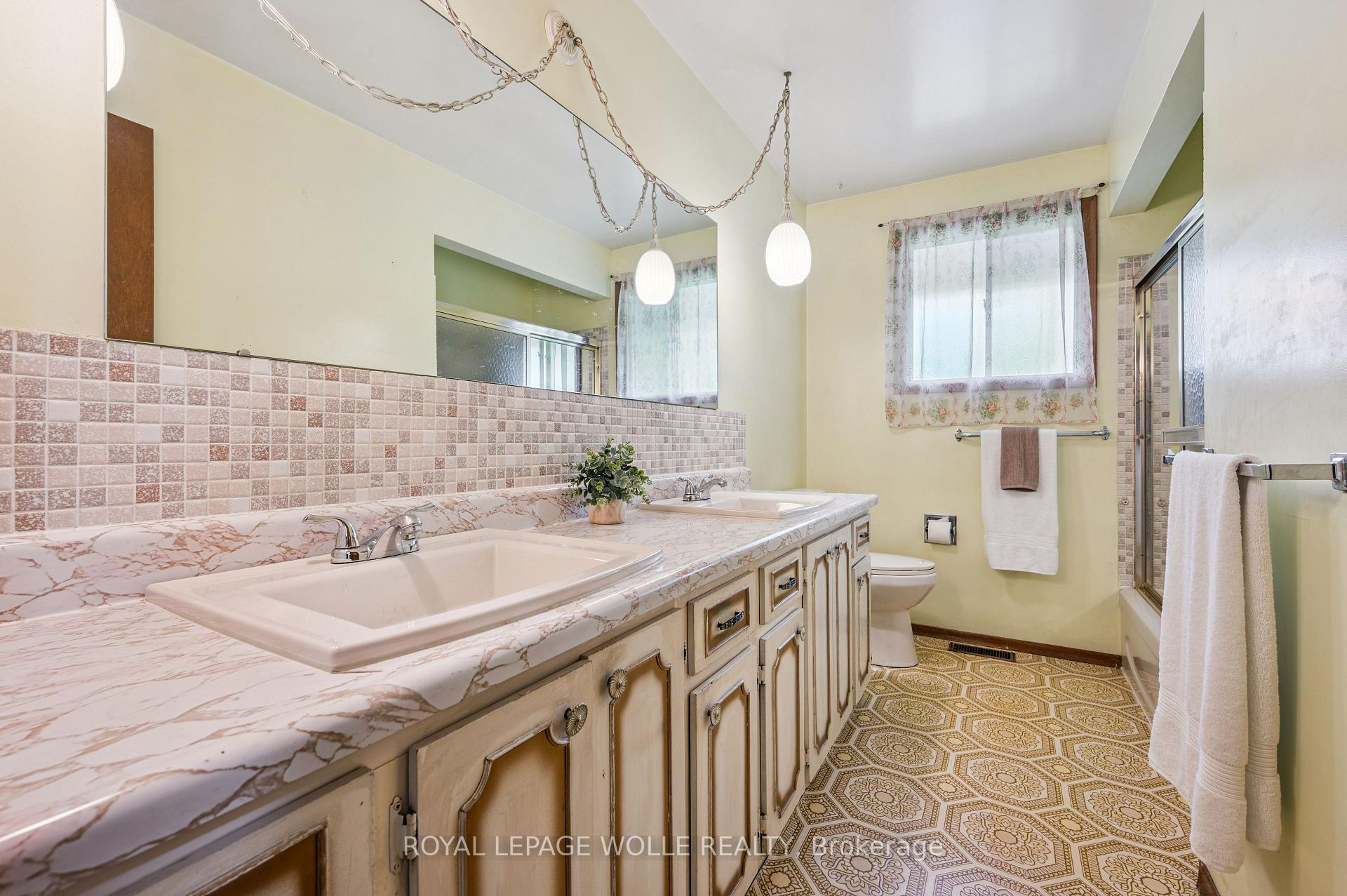 Photo 23 of 215 Westheights Drive, Kitchener — HOMEH