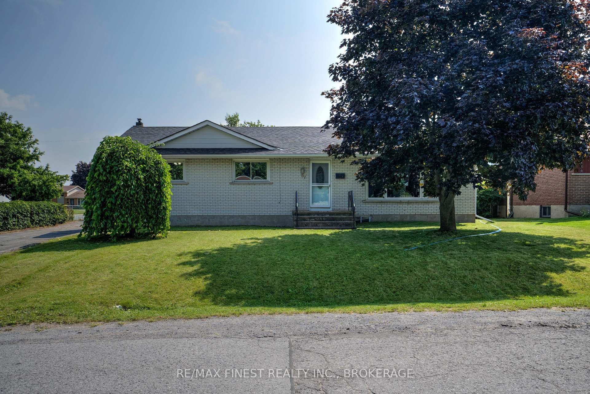 Photo 3 of 87 Oxford Crescent, Loyalist, Amherstview — HOMEH