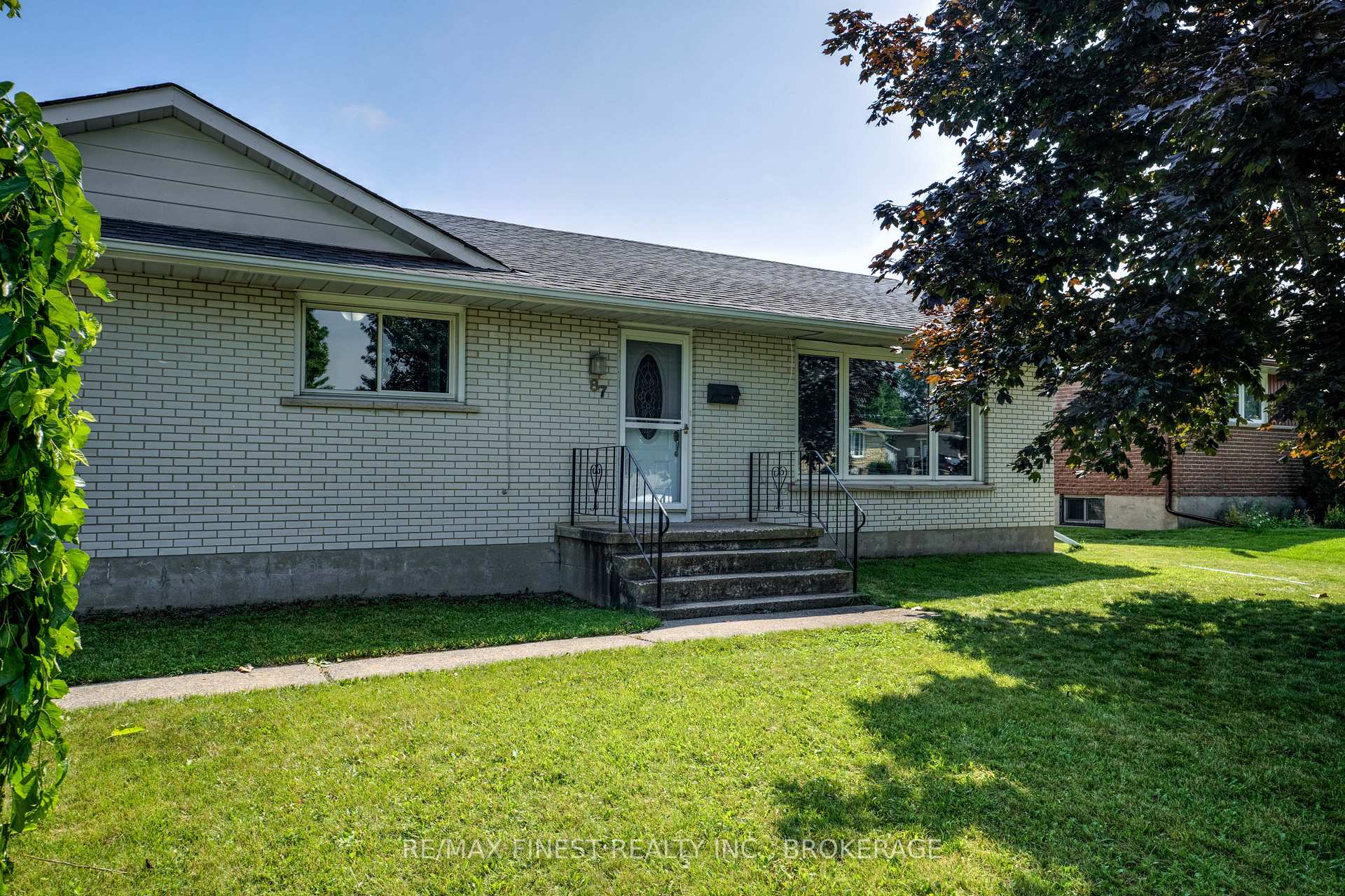 Photo 4 of 87 Oxford Crescent, Loyalist, Amherstview — HOMEH