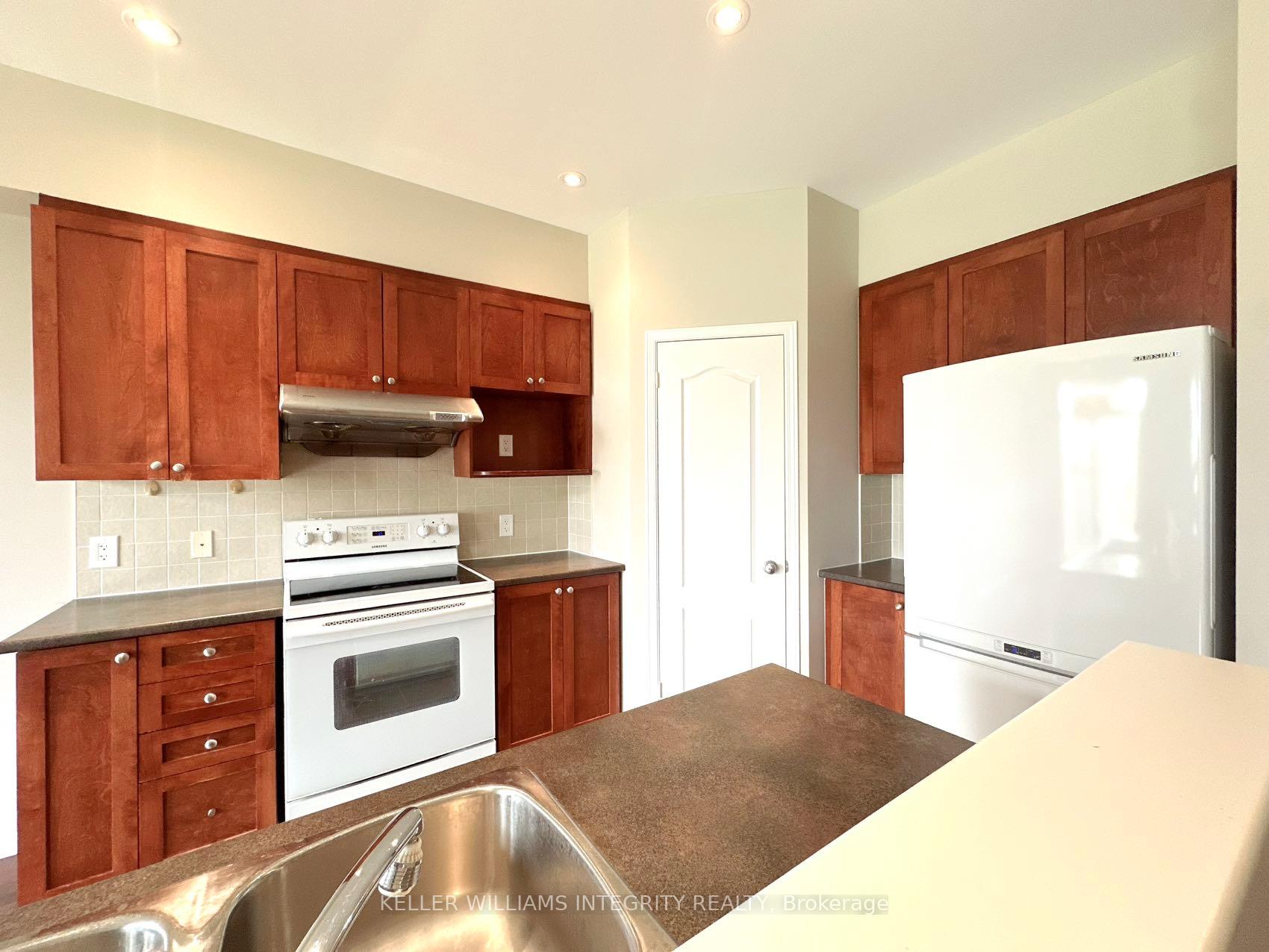 Photo 10 of 298 Badgeley Avenue, Ottawa, Kanata - Kanata Lakes/Heritage Hills — HOMEH