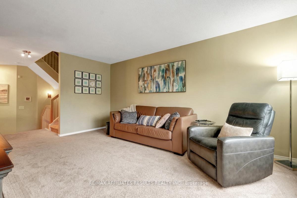 Photo 10 of 97 Flowertree Crescent, Ottawa, Kanata - Emerald Meadows/Trailwest — HOMEH