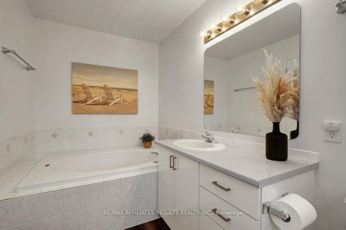 Photo 25 of 97 Flowertree Crescent, Ottawa, Kanata - Emerald Meadows/Trailwest — HOMEH