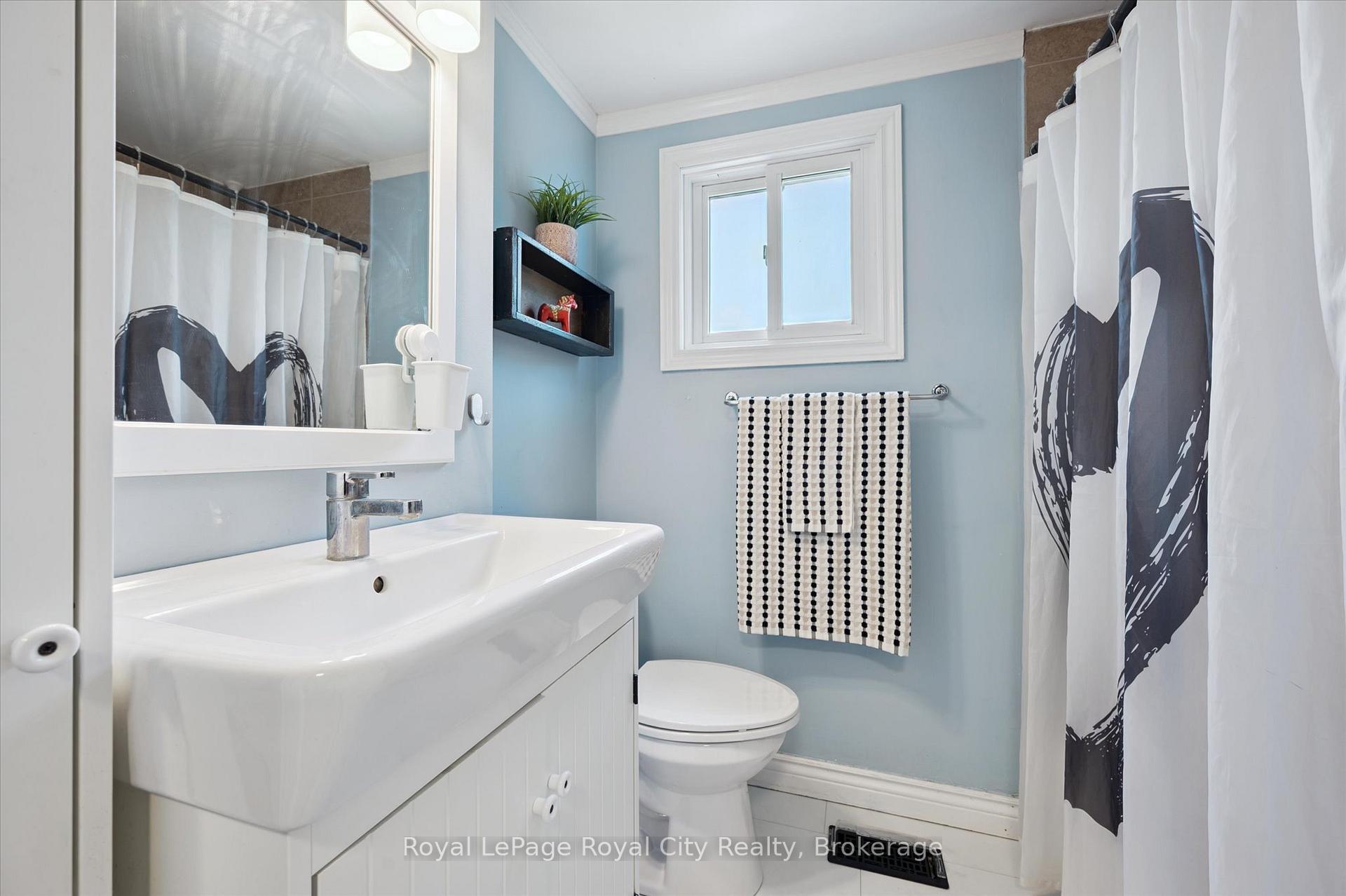 Photo 17 of 66 Cluthe Crescent, Kitchener — HOMEH