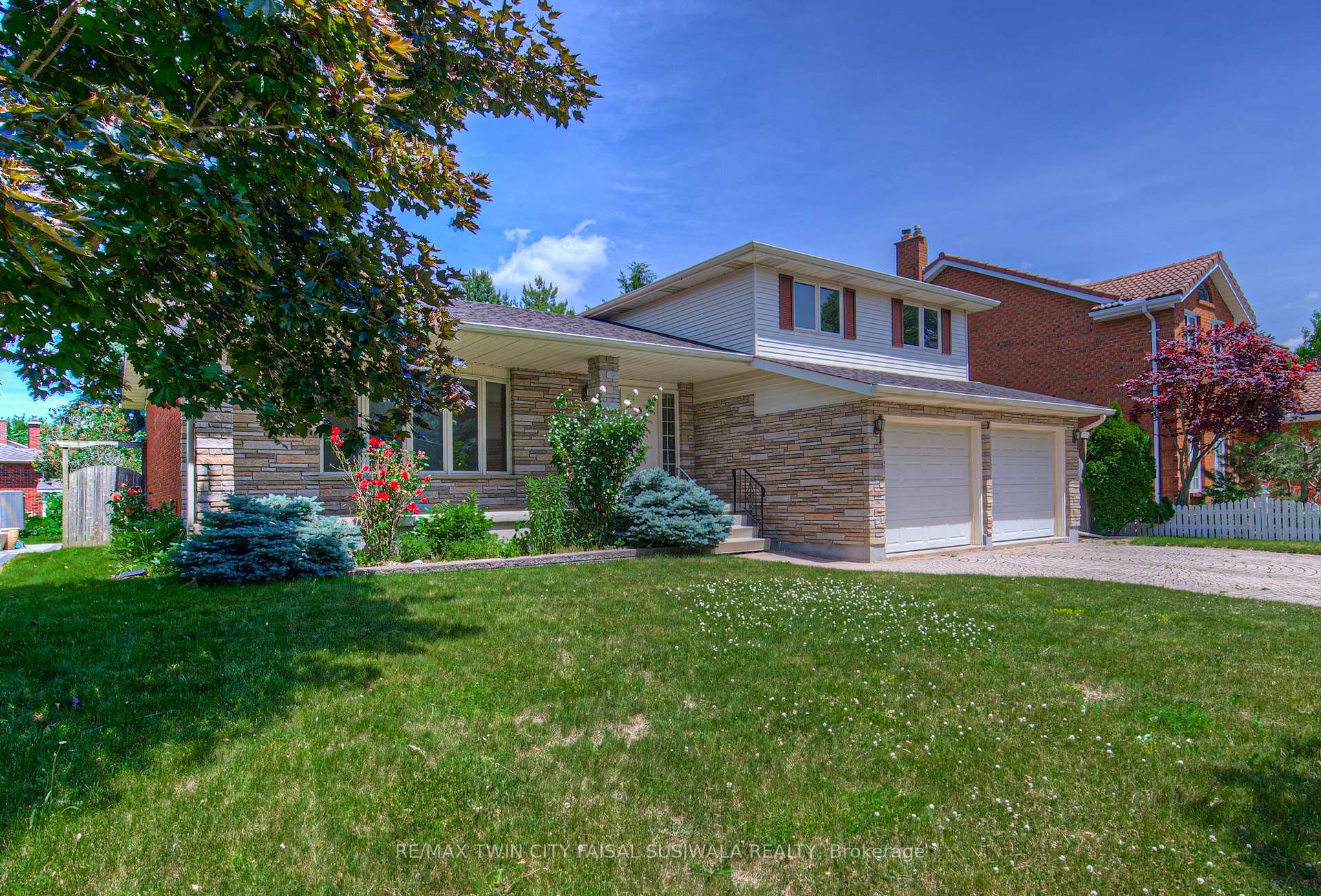 Photo 2 of 7 Dunnington Court, Kitchener — HOMEH