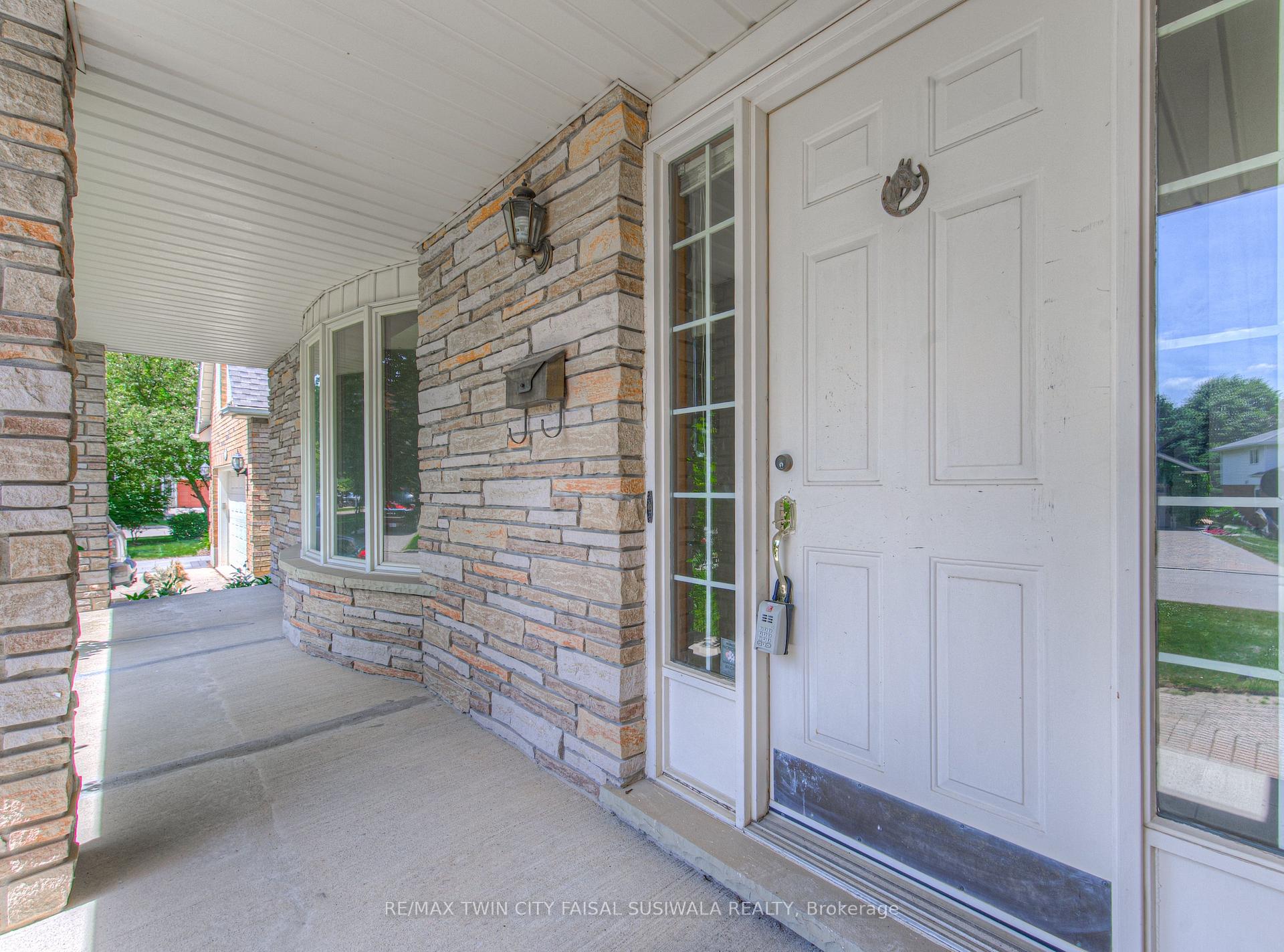 Photo 4 of 7 Dunnington Court, Kitchener — HOMEH