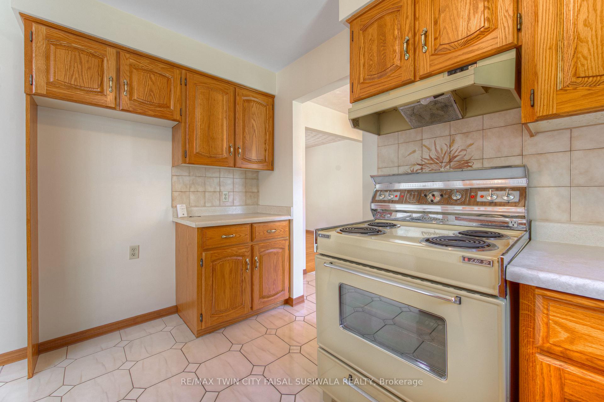 Photo 17 of 7 Dunnington Court, Kitchener — HOMEH