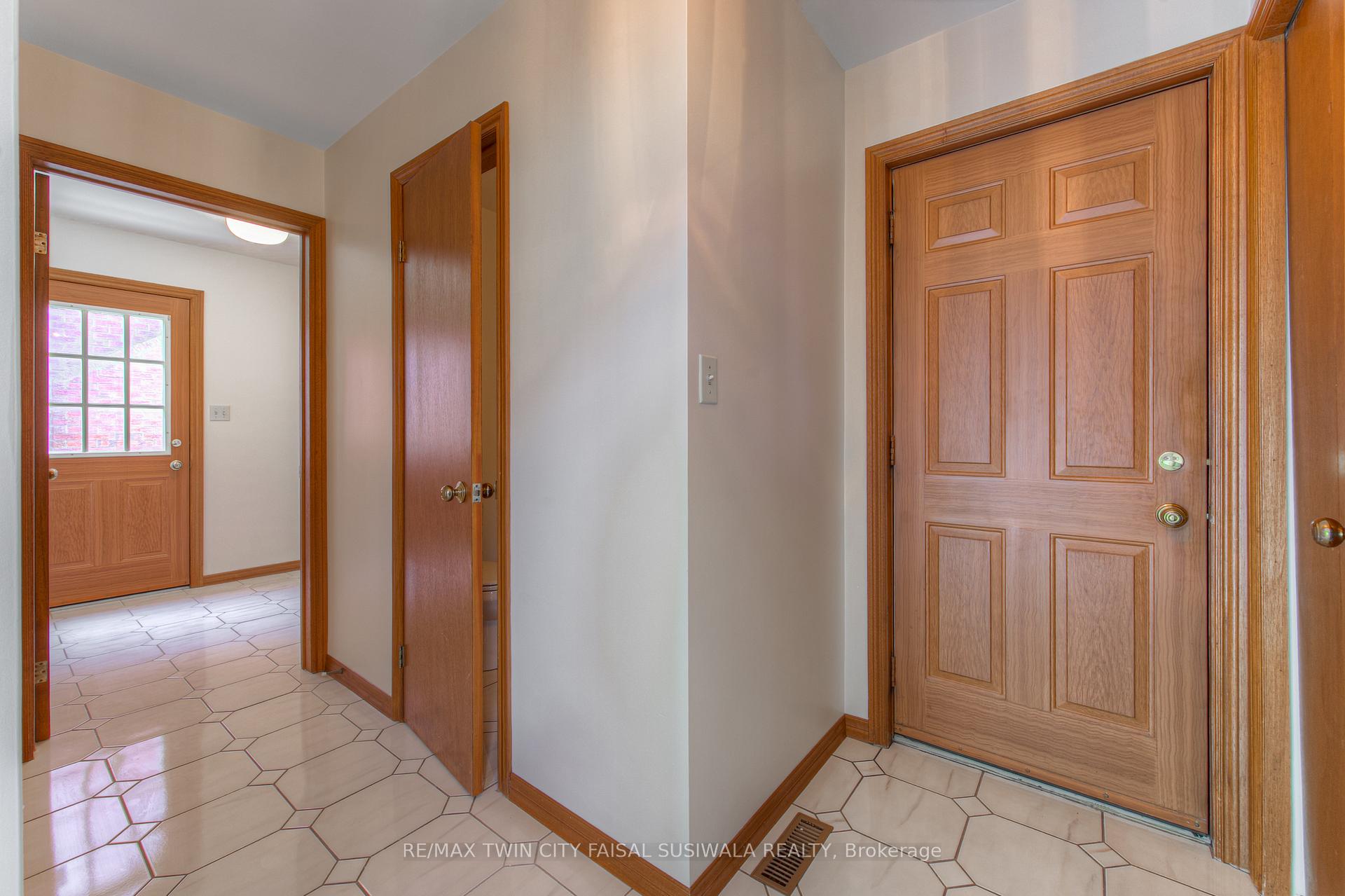 Photo 20 of 7 Dunnington Court, Kitchener — HOMEH
