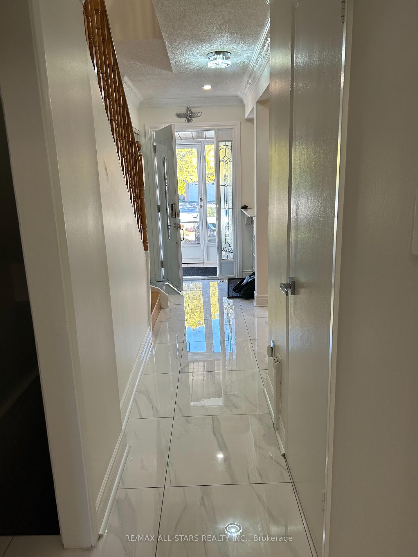 Photo 3 of 277 Risebrough Circuit, Markham, Milliken Mills West — HOMEH