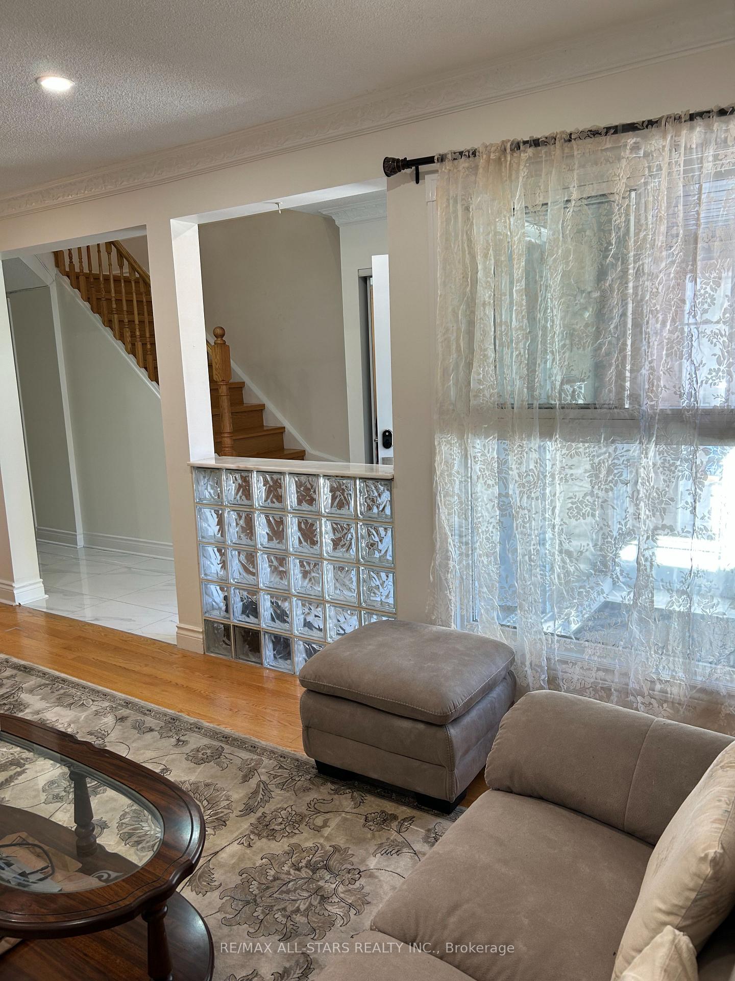 Photo 5 of 277 Risebrough Circuit, Markham, Milliken Mills West — HOMEH