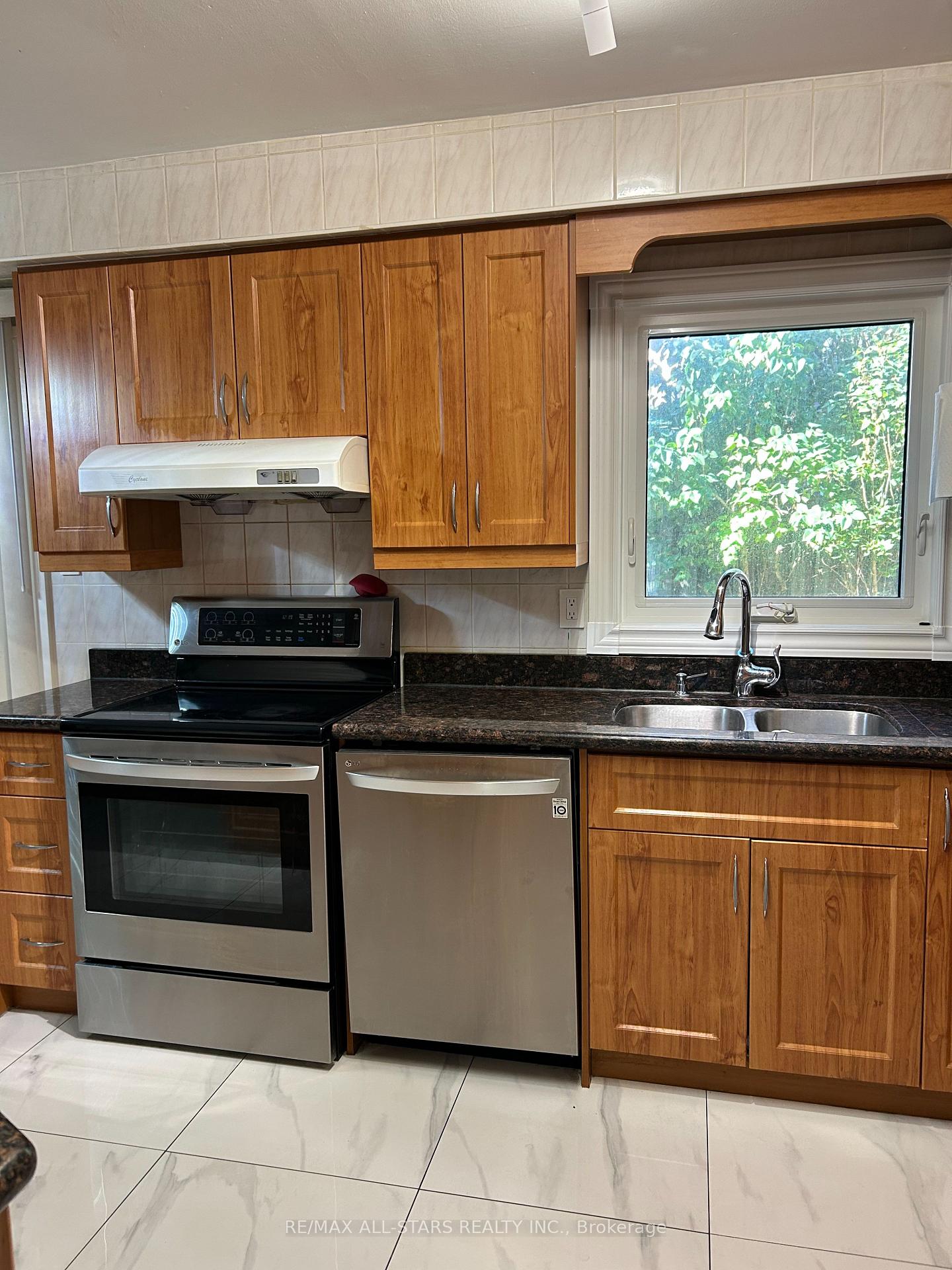 Photo 11 of 277 Risebrough Circuit, Markham, Milliken Mills West — HOMEH