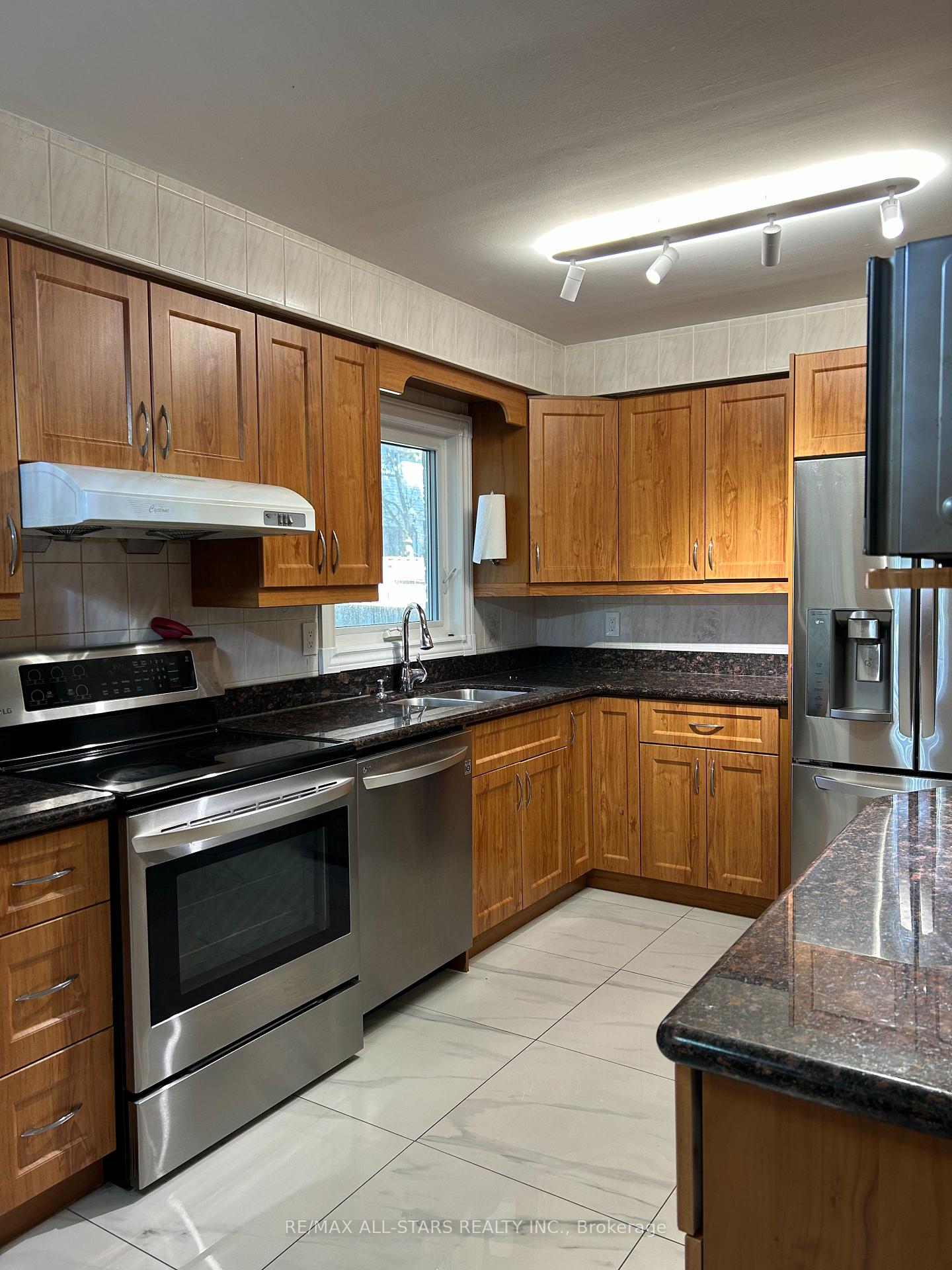 Photo 12 of 277 Risebrough Circuit, Markham, Milliken Mills West — HOMEH