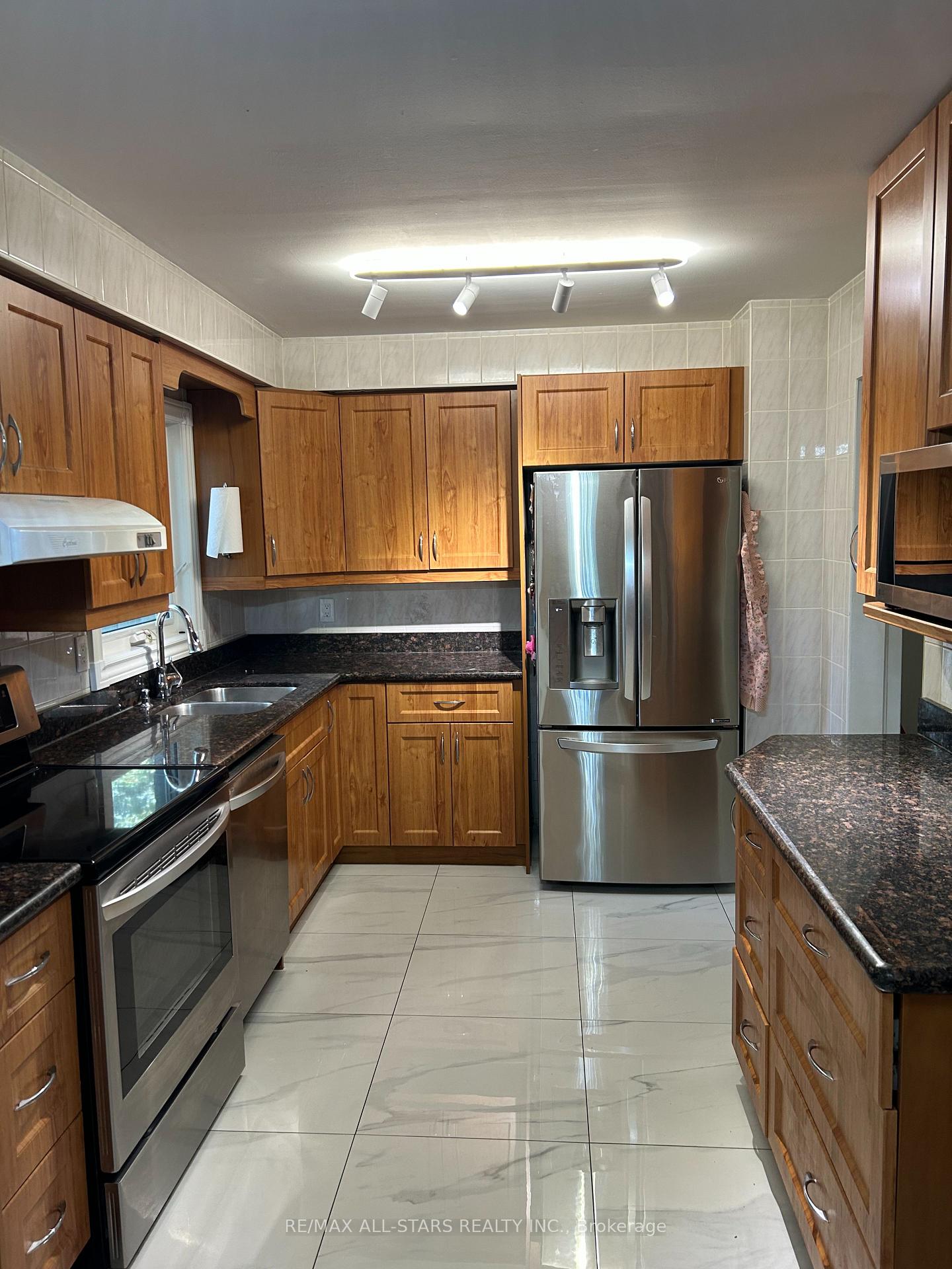 Photo 13 of 277 Risebrough Circuit, Markham, Milliken Mills West — HOMEH