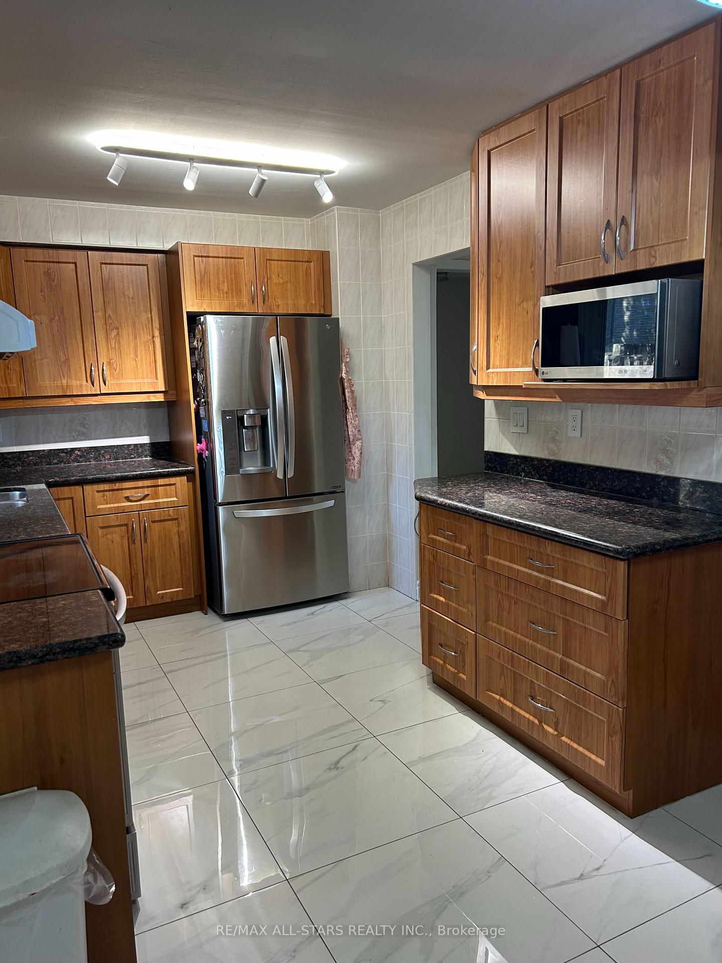 Photo 14 of 277 Risebrough Circuit, Markham, Milliken Mills West — HOMEH