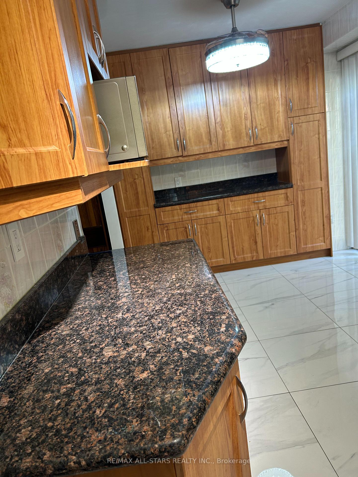 Photo 16 of 277 Risebrough Circuit, Markham, Milliken Mills West — HOMEH