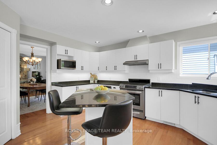 Photo 15 of 23 Windgate Crescent, Ottawa, Kanata - Emerald Meadows/Trailwest — HOMEH