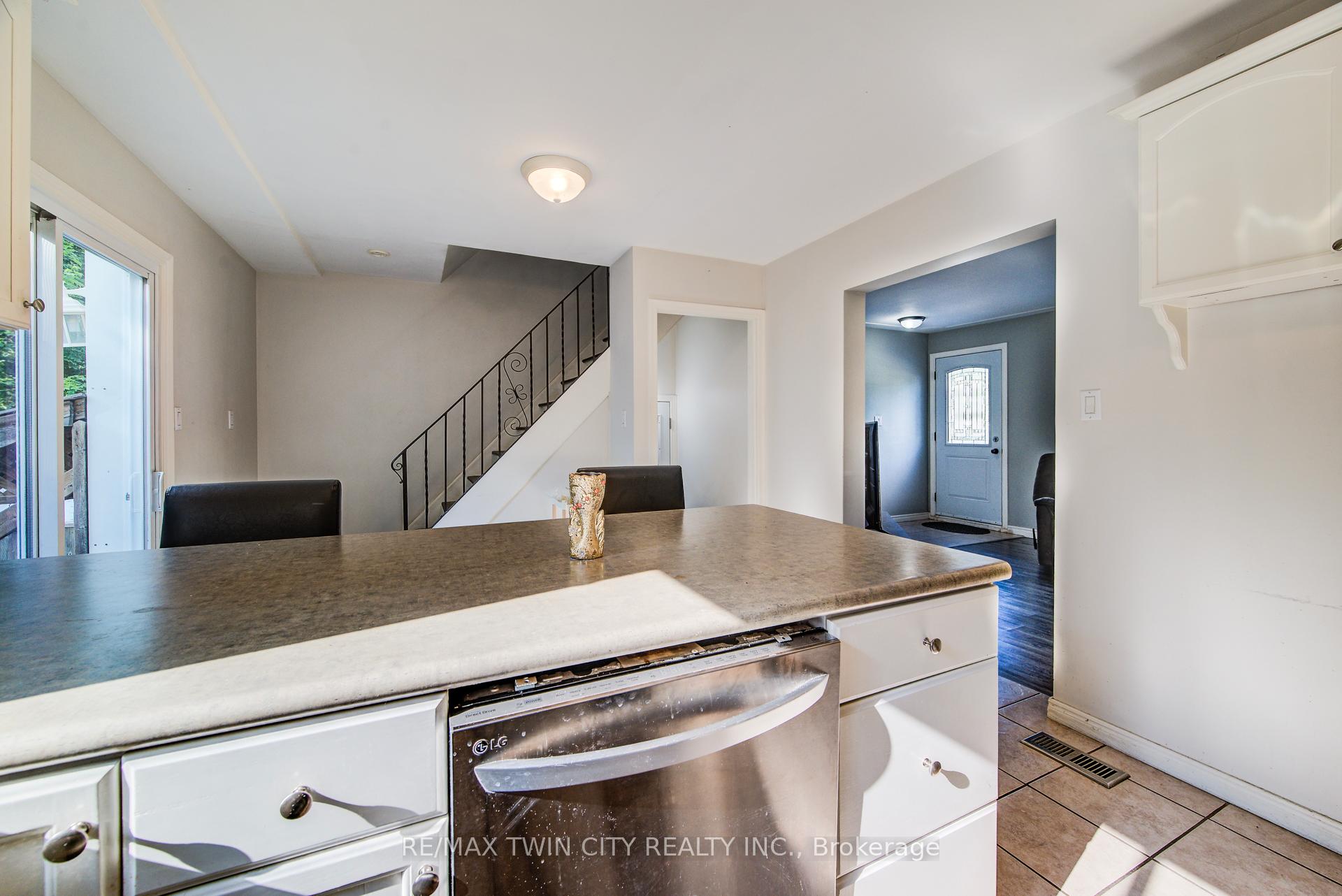 Photo 10 of 124 Wilfred Avenue, Kitchener — HOMEH