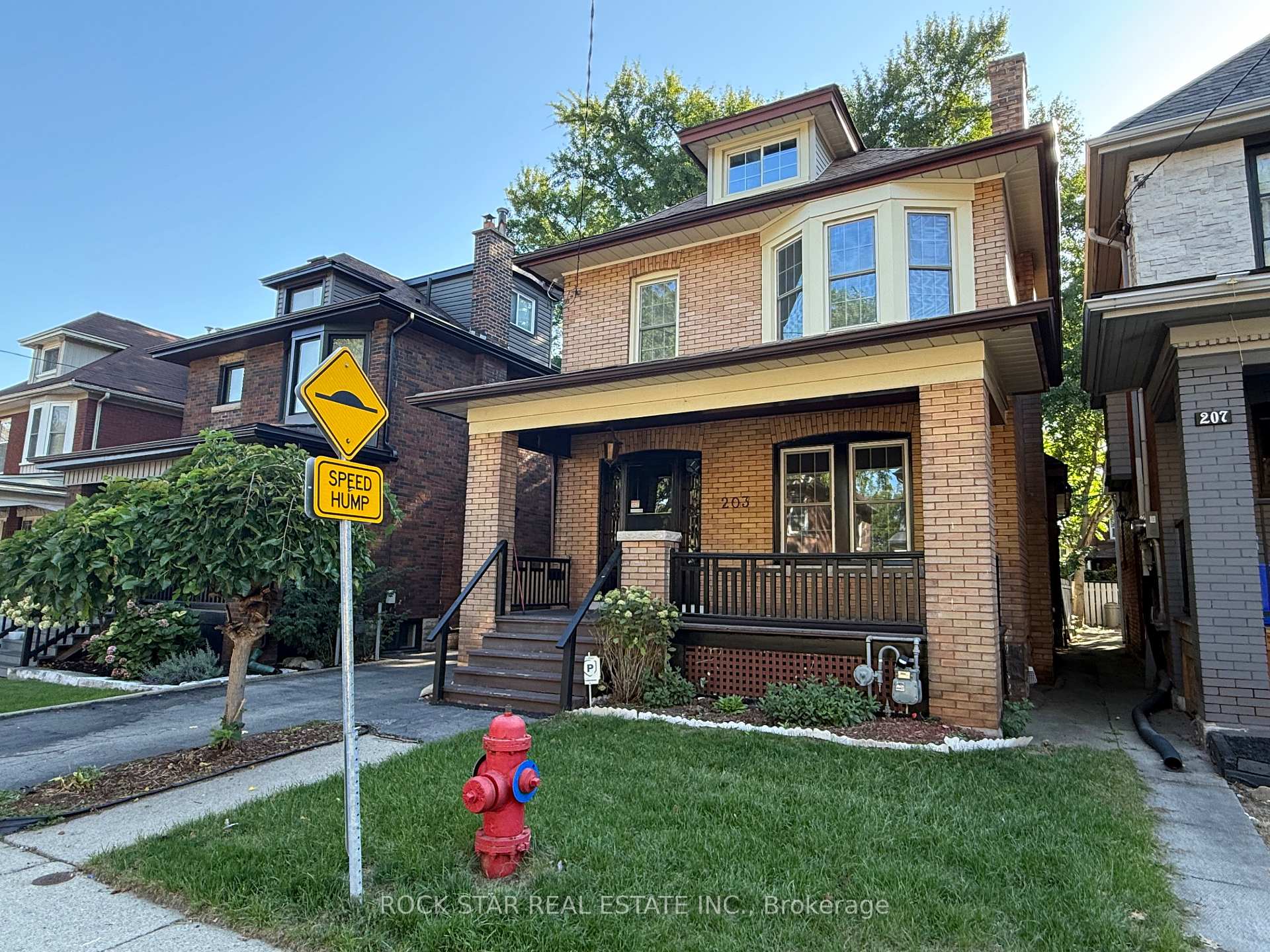 Front of 203 Fairleigh Avenue S