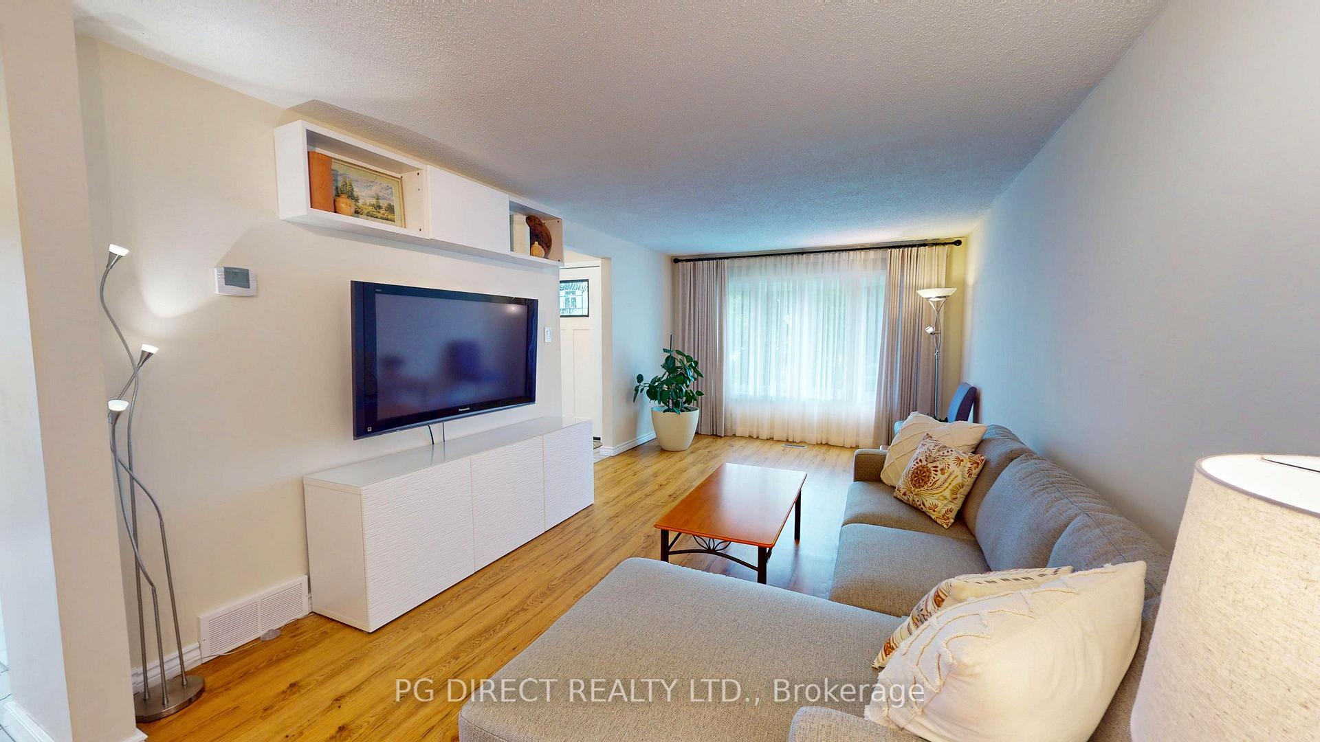 Photo 2 of 116 Oprington Court, Kitchener — HOMEH
