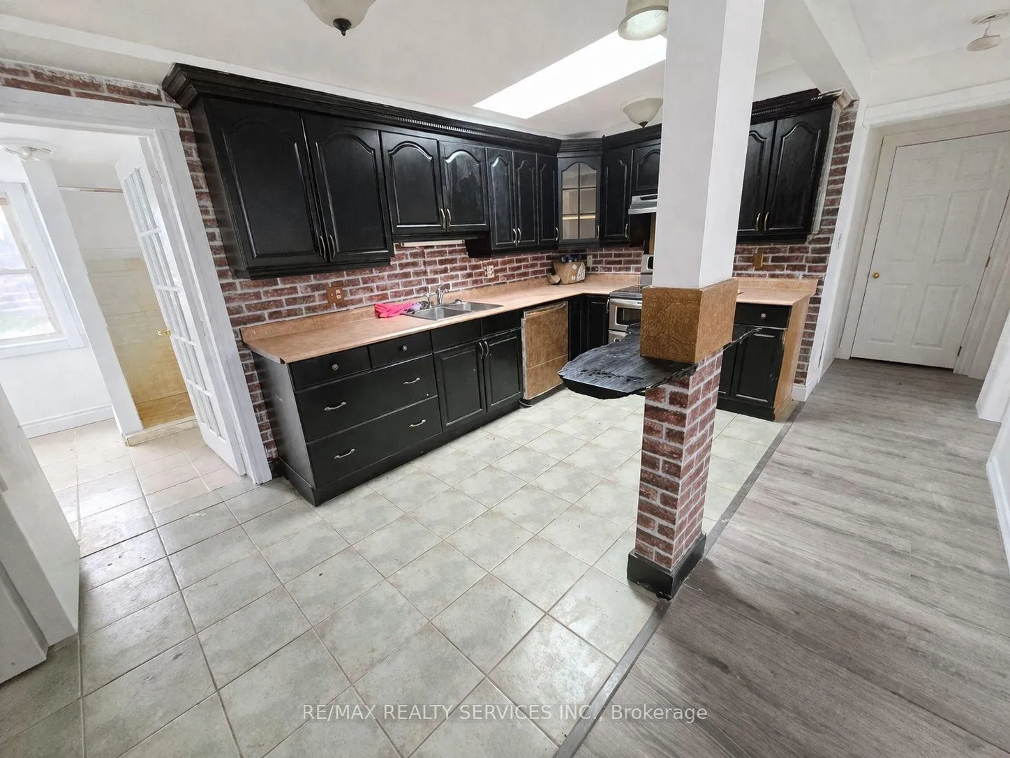 Photo 3 of Unit B, 698 HIghway 6, Hamilton, Waterdown — HOMEH